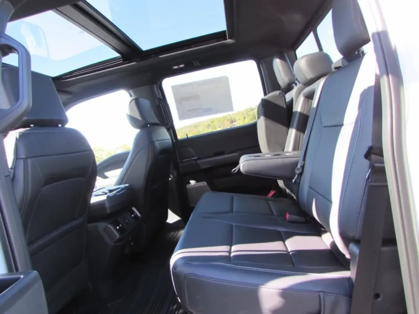 2025 /Black Medium Dark Slate Ford F-150 Lariat (1FTFW5L52SK) with an 5.0L V8 engine, located at 12836 Highway 21, De Soto, MO, 63020, (636) 337-7777, 38.151867, -90.575615 - Are you ready to elevate your adventure game? Whether you're hauling gear for a weekend camping trip or navigating your daily commute, the 2025 Ford F-150 LARIAT is the truck that seamlessly fits into your lifestyle. With its powerful 5.0L V8 engine and robust four-wheel-drive capability, this vehic - Photo#28