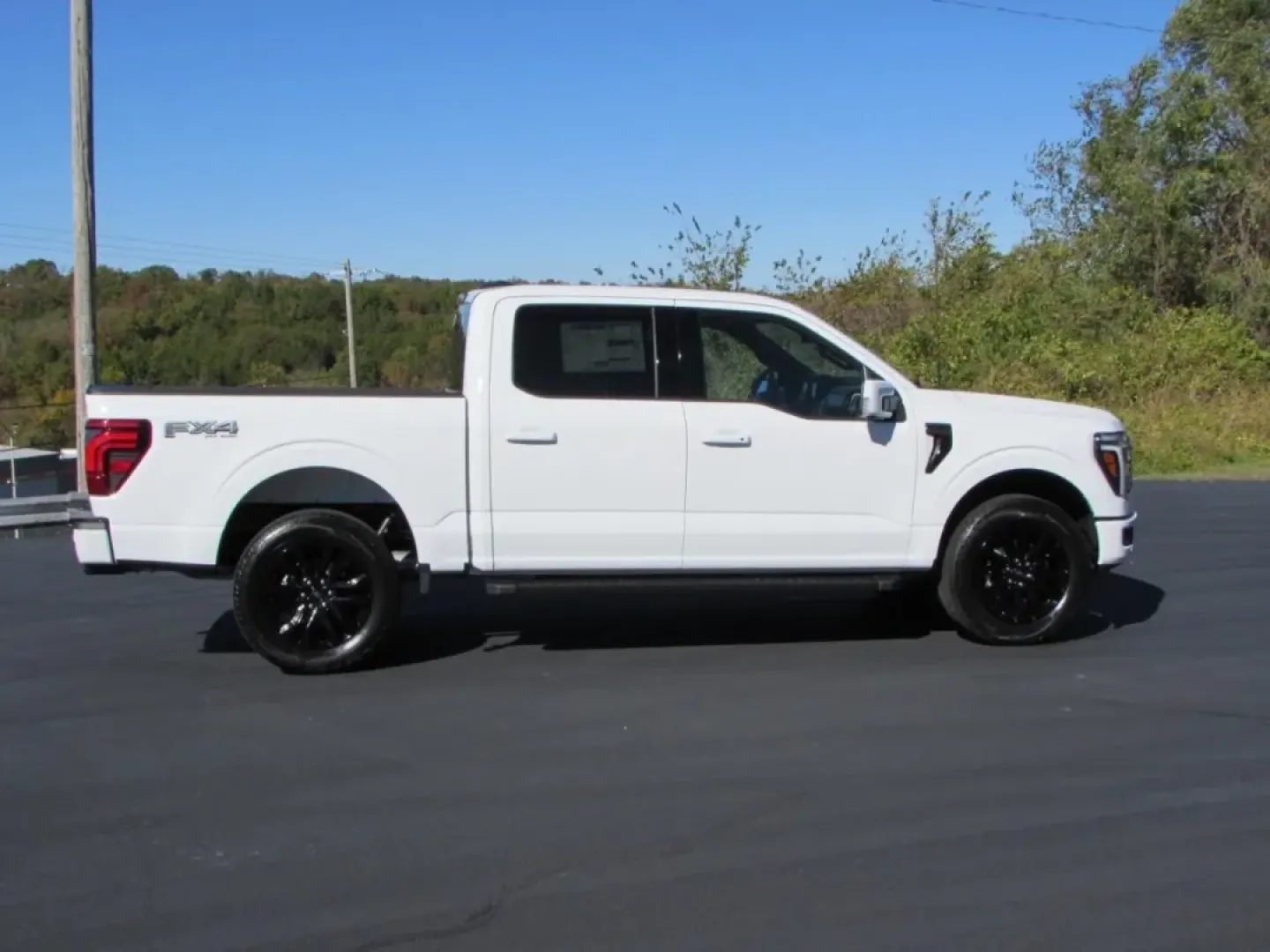 2025 /Black Medium Dark Slate Ford F-150 Lariat (1FTFW5L52SK) with an 5.0L V8 engine, located at 12836 Highway 21, De Soto, MO, 63020, (636) 337-7777, 38.151867, -90.575615 - Are you ready to elevate your adventure game? Whether you're hauling gear for a weekend camping trip or navigating your daily commute, the 2025 Ford F-150 LARIAT is the truck that seamlessly fits into your lifestyle. With its powerful 5.0L V8 engine and robust four-wheel-drive capability, this vehic - Photo#7