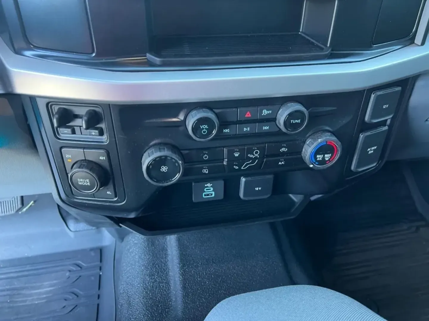 2025 /Medium Dark Slate Cloth Ford F-350SD XL DRW (1FT8W3DT2SE) with an 6.7L engine, located at 970 Woodlawn Dr., Farmington, MO, 63640, (573) 431-7800, 37.825642, -90.468674 - **Unleash Your Adventures with the 2025 Ford Super Duty F-350 DRW!**<br /> <br /> If you're looking for a truck that can handle everything from weekend adventures to challenging workdays, the 2025 Ford Super Duty F-350 DRW is your ultimate partner. This powerhouse truck, boasting a robust 6.7L diese - Photo#16
