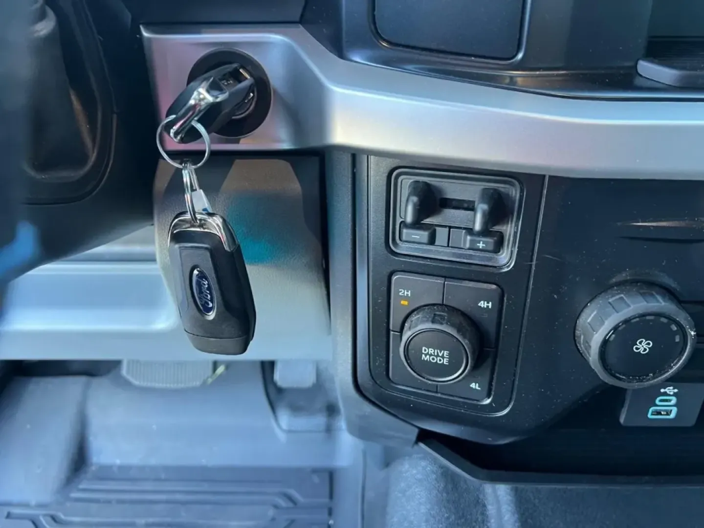 2025 /Medium Dark Slate Cloth Ford F-350SD XL DRW (1FT8W3DT2SE) with an 6.7L engine, located at 970 Woodlawn Dr., Farmington, MO, 63640, (573) 431-7800, 37.825642, -90.468674 - **Unleash Your Adventures with the 2025 Ford Super Duty F-350 DRW!**<br /> <br /> If you're looking for a truck that can handle everything from weekend adventures to challenging workdays, the 2025 Ford Super Duty F-350 DRW is your ultimate partner. This powerhouse truck, boasting a robust 6.7L diese - Photo#17