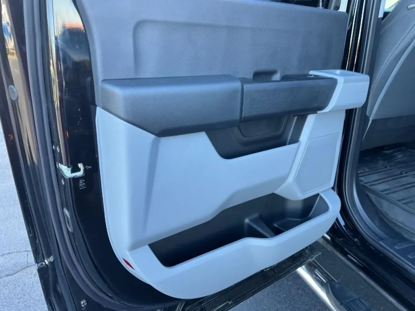 2025 /Medium Dark Slate Cloth Ford F-350SD XL DRW (1FT8W3DT2SE) with an 6.7L engine, located at 970 Woodlawn Dr., Farmington, MO, 63640, (573) 431-7800, 37.825642, -90.468674 - **Unleash Your Adventures with the 2025 Ford Super Duty F-350 DRW!**<br /> <br /> If you're looking for a truck that can handle everything from weekend adventures to challenging workdays, the 2025 Ford Super Duty F-350 DRW is your ultimate partner. This powerhouse truck, boasting a robust 6.7L diese - Photo#22