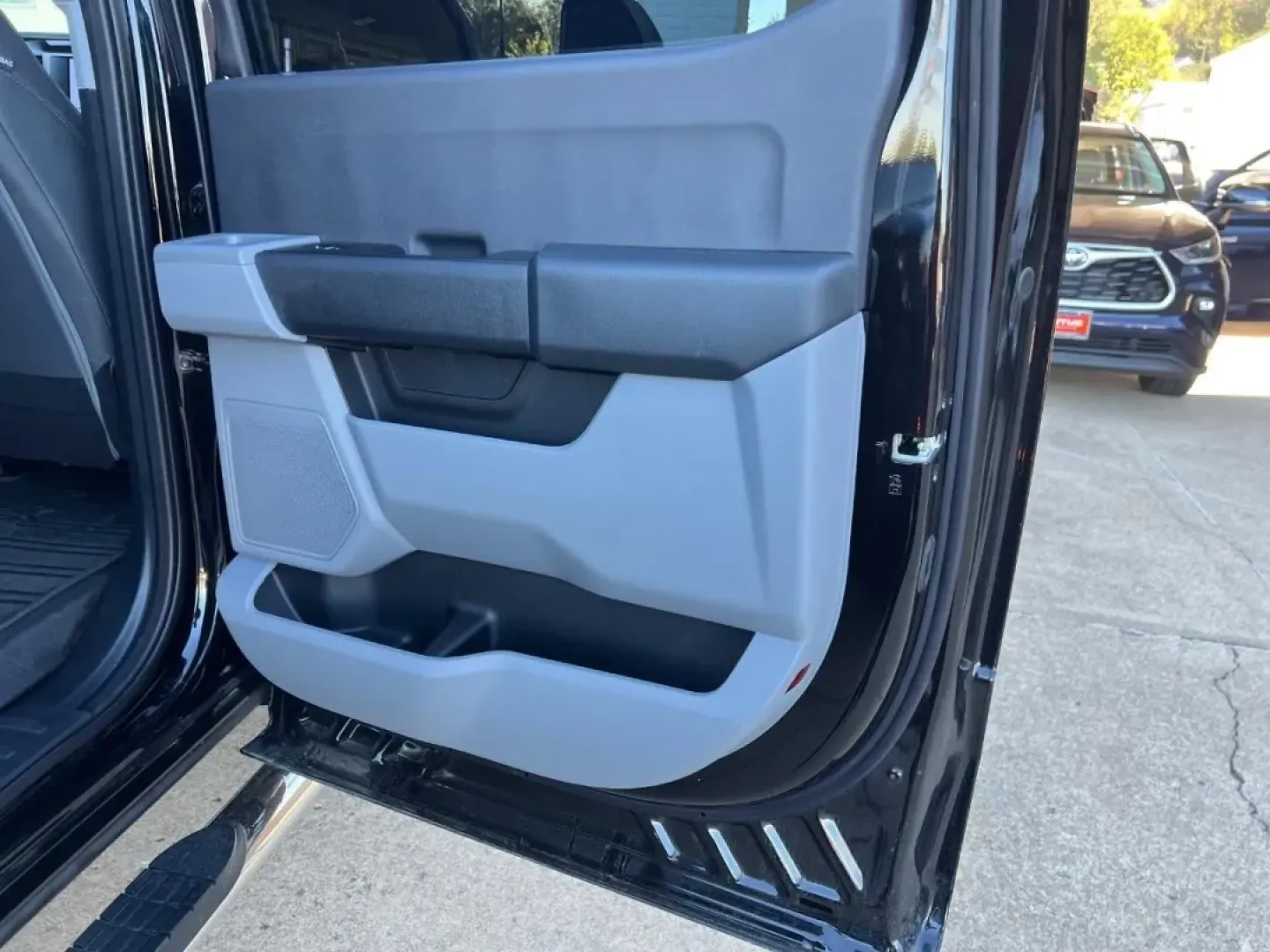 2025 /Medium Dark Slate Cloth Ford F-350SD XL DRW (1FT8W3DT2SE) with an 6.7L engine, located at 970 Woodlawn Dr., Farmington, MO, 63640, (573) 431-7800, 37.825642, -90.468674 - **Unleash Your Adventures with the 2025 Ford Super Duty F-350 DRW!**<br /> <br /> If you're looking for a truck that can handle everything from weekend adventures to challenging workdays, the 2025 Ford Super Duty F-350 DRW is your ultimate partner. This powerhouse truck, boasting a robust 6.7L diese - Photo#28