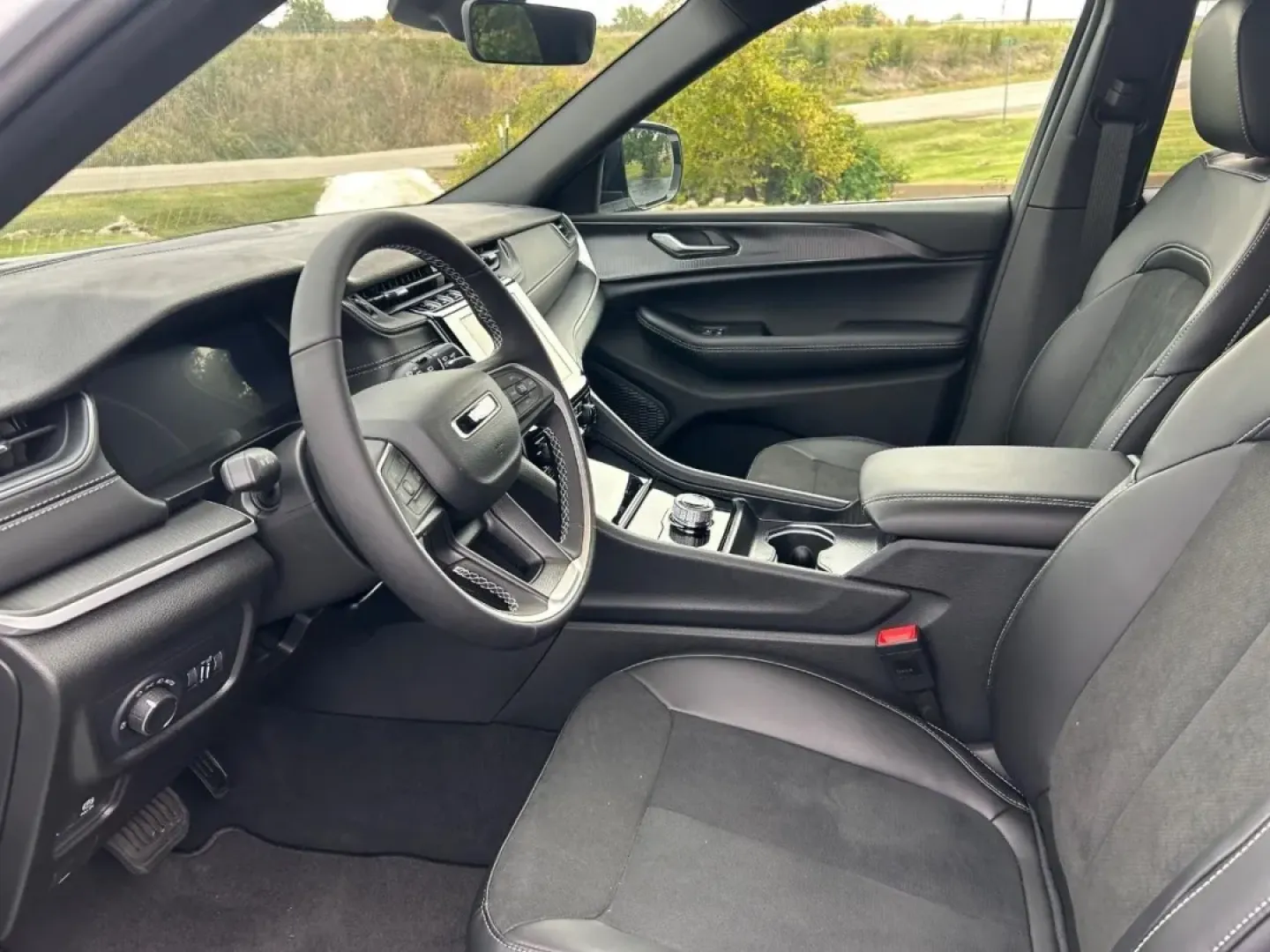 2025 Jeep Grand Cherokee Altitude X (1C4RJHAG0S8) with an 3.6L V6 24V VVT UPG I engine, Automatic transmission, located at 970 Woodlawn Dr., Farmington, MO, 63640, (573) 431-7800, 37.825642, -90.468674 - **Unleash Your Adventures with the 2025 Jeep Grand Cherokee!**<br /> <br /> Are you ready to elevate your lifestyle with a vehicle that seamlessly blends comfort, capability, and style? The 2025 Jeep Grand Cherokee is designed for those who embrace adventure, whether you're navigating the urban land - Photo#8