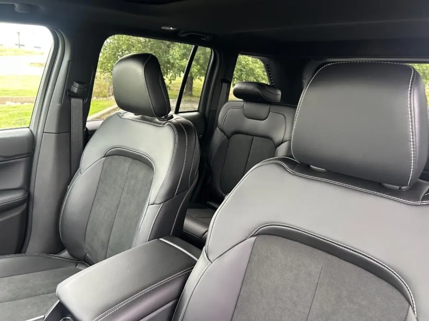 2025 Jeep Grand Cherokee Altitude X (1C4RJHAG0S8) with an 3.6L V6 24V VVT UPG I engine, Automatic transmission, located at 970 Woodlawn Dr., Farmington, MO, 63640, (573) 431-7800, 37.825642, -90.468674 - **Unleash Your Adventures with the 2025 Jeep Grand Cherokee!**<br /> <br /> Are you ready to elevate your lifestyle with a vehicle that seamlessly blends comfort, capability, and style? The 2025 Jeep Grand Cherokee is designed for those who embrace adventure, whether you're navigating the urban land - Photo#9