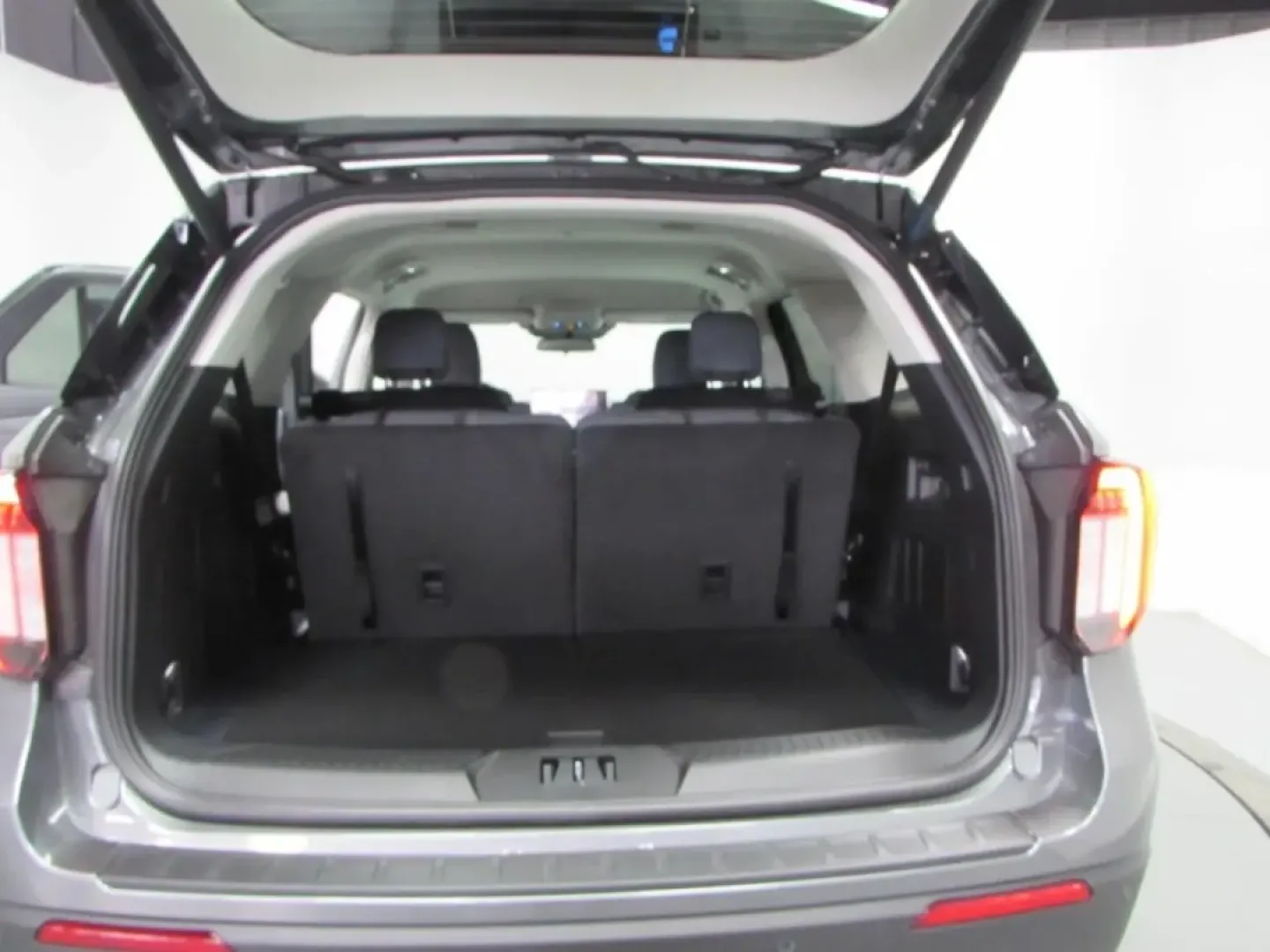 2026 /Dark Space Gray Ford Explorer Active (1FMUK8DH9TG) with an 2.3L EcoBoost I-4 engine, Automatic transmission, located at 12836 Highway 21, De Soto, MO, 63020, (636) 337-7777, 38.151867, -90.575615 - Are you ready to embark on your next adventure? Whether it's a weekend getaway with friends, a family road trip, or daily commutes through De Soto and beyond, the 2026 Ford Explorer Active is designed to elevate every journey. With its striking Carb Gray exterior and versatile four-wheel-drive capab - Photo#28