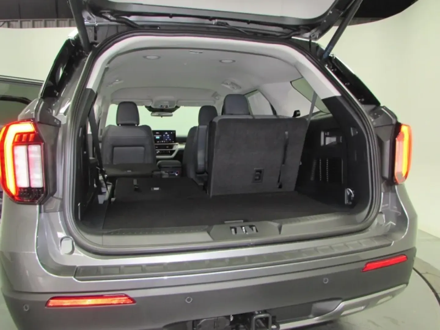 2026 /Dark Space Gray Ford Explorer Active (1FMUK8DH9TG) with an 2.3L EcoBoost I-4 engine, Automatic transmission, located at 12836 Highway 21, De Soto, MO, 63020, (636) 337-7777, 38.151867, -90.575615 - Are you ready to embark on your next adventure? Whether it's a weekend getaway with friends, a family road trip, or daily commutes through De Soto and beyond, the 2026 Ford Explorer Active is designed to elevate every journey. With its striking Carb Gray exterior and versatile four-wheel-drive capab - Photo#31