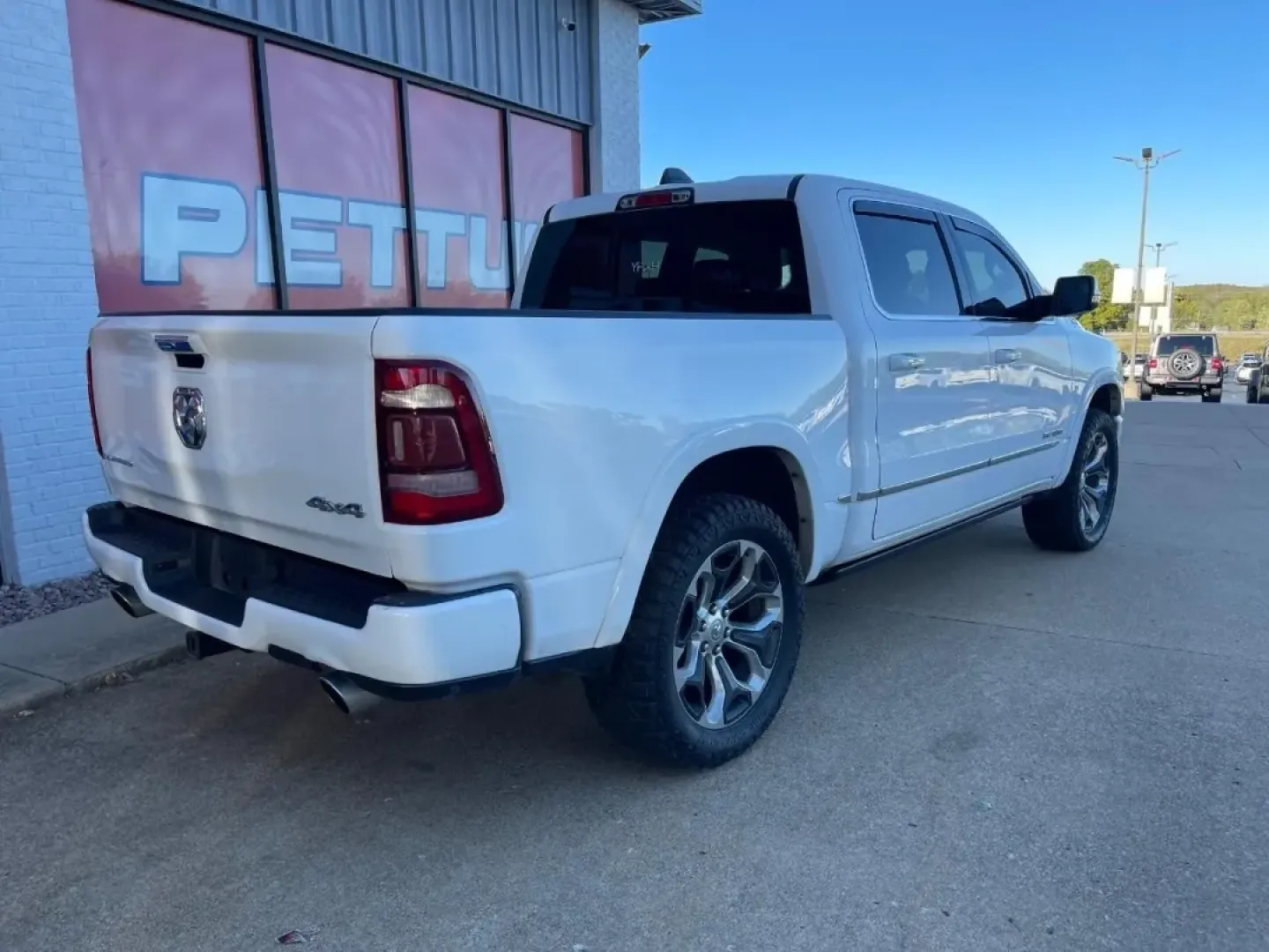 2020 /Black Leather Ram 1500 Limited (1C6SRFHT4LN) with an 5.7L engine, located at 970 Woodlawn Dr., Farmington, MO, 63640, (573) 431-7800, 37.825642, -90.468674 - ### Discover the Perfect Workhorse: 2020 Ram 1500 4WD Limited Crew Cab at Pettus CDJR Farmington<br /> <br /> Are you in the market for a truck that balances rugged capability with modern comfort? Look no further than this stunning 2020 Ram 1500 4WD Limited Crew Cab, now available at Pettus CDJR Far - Photo#5