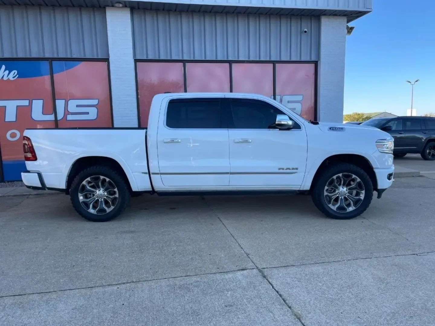 2020 /Black Leather Ram 1500 Limited (1C6SRFHT4LN) with an 5.7L engine, located at 970 Woodlawn Dr., Farmington, MO, 63640, (573) 431-7800, 37.825642, -90.468674 - ### Discover the Perfect Workhorse: 2020 Ram 1500 4WD Limited Crew Cab at Pettus CDJR Farmington<br /> <br /> Are you in the market for a truck that balances rugged capability with modern comfort? Look no further than this stunning 2020 Ram 1500 4WD Limited Crew Cab, now available at Pettus CDJR Far - Photo#6