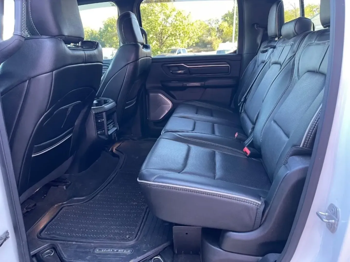 2020 /Black Leather Ram 1500 Limited (1C6SRFHT4LN) with an 5.7L engine, located at 970 Woodlawn Dr., Farmington, MO, 63640, (573) 431-7800, 37.825642, -90.468674 - ### Discover the Perfect Workhorse: 2020 Ram 1500 4WD Limited Crew Cab at Pettus CDJR Farmington<br /> <br /> Are you in the market for a truck that balances rugged capability with modern comfort? Look no further than this stunning 2020 Ram 1500 4WD Limited Crew Cab, now available at Pettus CDJR Far - Photo#7