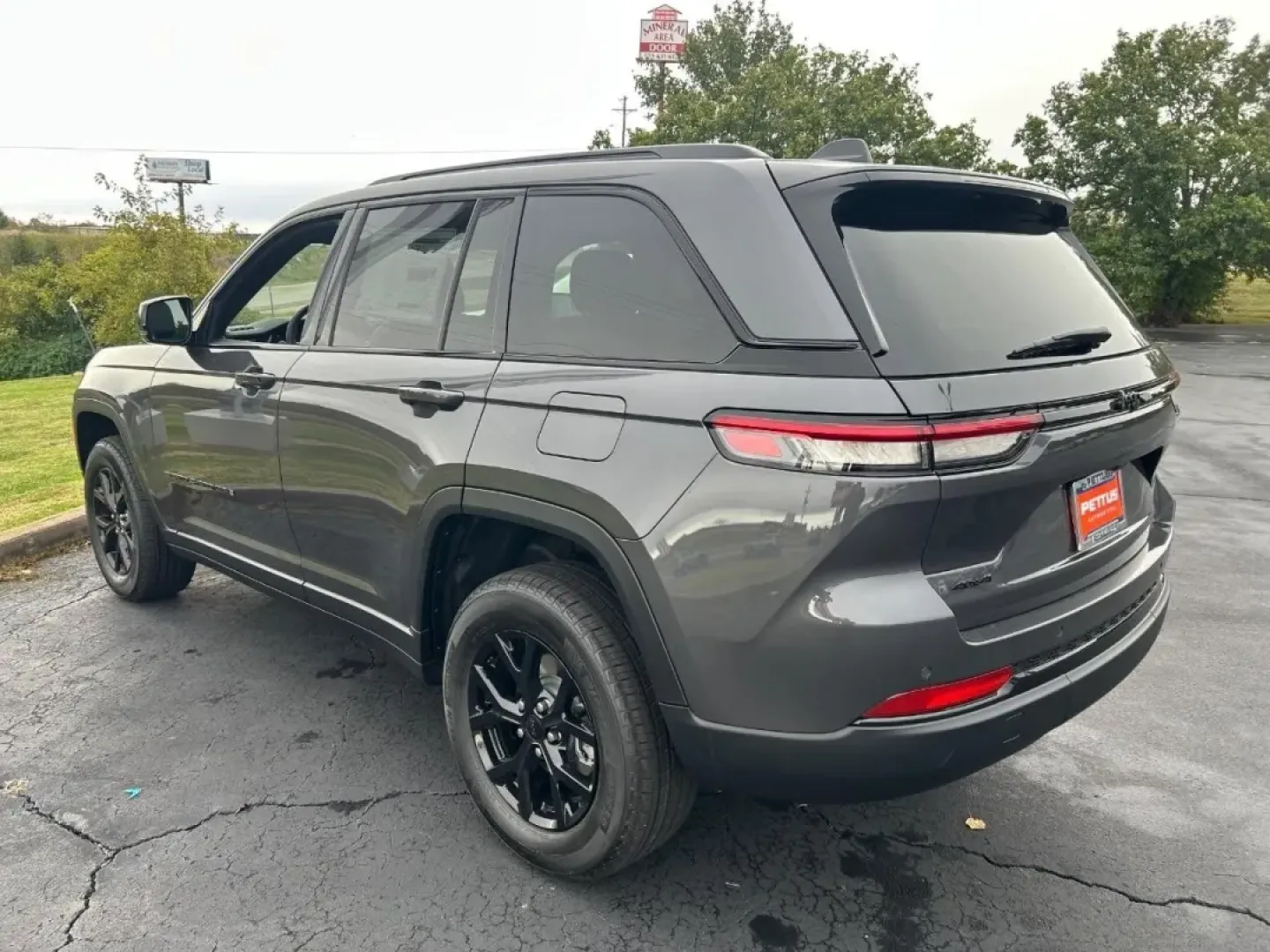 2025 Jeep Grand Cherokee (1C4RJHAG9S8) with an 3.6L V6 24V VVT UPG I engine, Automatic transmission, located at 970 Woodlawn Dr., Farmington, MO, 63640, (573) 431-7800, 37.825642, -90.468674 - **Adventure Awaits with the 2025 Jeep Grand Cherokee: Your Perfect Companion for Every Journey!**<br /> <br /> Are you ready to elevate your driving experience? Whether you're a busy professional navigating daily commutes or a weekend warrior seeking outdoor escapades, the 2025 Jeep Grand Cherokee i - Photo#3
