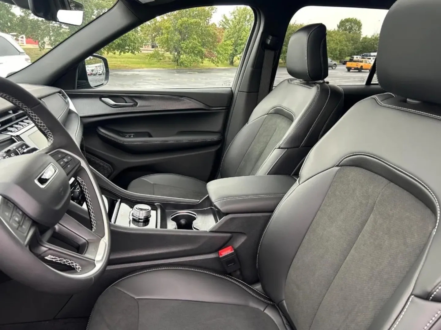 2025 Jeep Grand Cherokee (1C4RJHAG9S8) with an 3.6L V6 24V VVT UPG I engine, Automatic transmission, located at 970 Woodlawn Dr., Farmington, MO, 63640, (573) 431-7800, 37.825642, -90.468674 - **Adventure Awaits with the 2025 Jeep Grand Cherokee: Your Perfect Companion for Every Journey!**<br /> <br /> Are you ready to elevate your driving experience? Whether you're a busy professional navigating daily commutes or a weekend warrior seeking outdoor escapades, the 2025 Jeep Grand Cherokee i - Photo#7