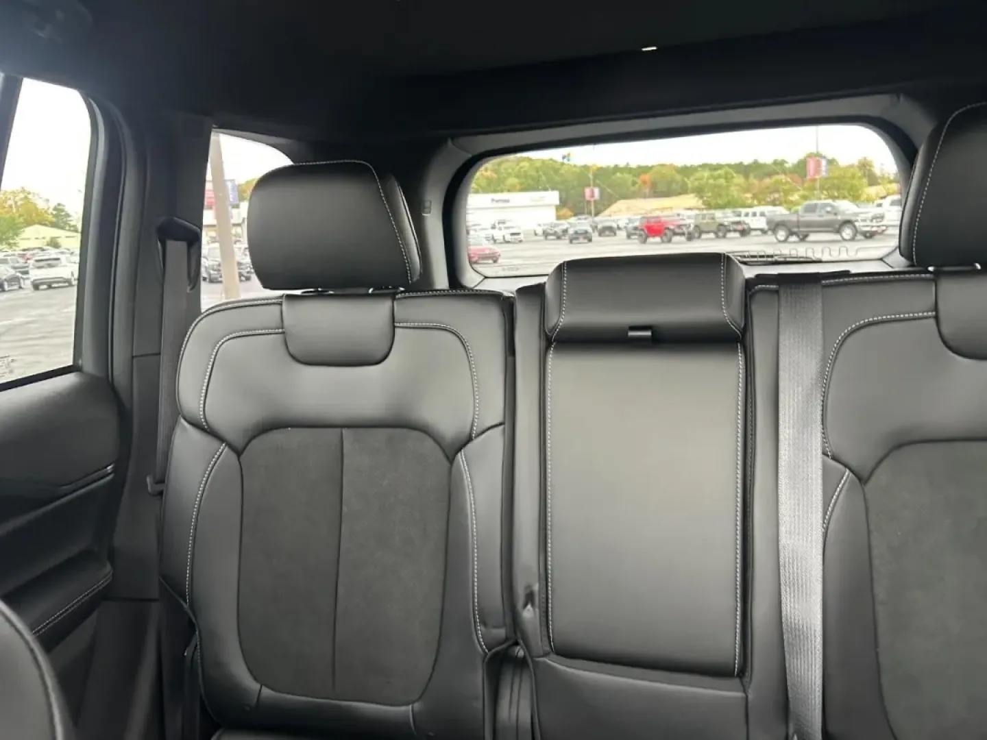 2025 Jeep Grand Cherokee (1C4RJHAG9S8) with an 3.6L V6 24V VVT UPG I engine, Automatic transmission, located at 970 Woodlawn Dr., Farmington, MO, 63640, (573) 431-7800, 37.825642, -90.468674 - **Adventure Awaits with the 2025 Jeep Grand Cherokee: Your Perfect Companion for Every Journey!**<br /> <br /> Are you ready to elevate your driving experience? Whether you're a busy professional navigating daily commutes or a weekend warrior seeking outdoor escapades, the 2025 Jeep Grand Cherokee i - Photo#9