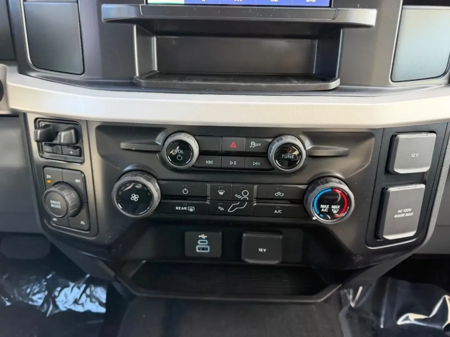 2026 /Medium Dark Slate Cloth Ford F-250SD (1FT7W2BA4TE) with an 6.8L 2V DEVCT NA PFI V8 Gas engine, located at 141 Commercial Dr, Fredericktown, MO, 63645, (573) 783-6432, 37.570087, -90.320648 - **Unleash Your Adventures with the 2026 Ford Super Duty F-250 SRW at Pettus Ford Fredericktown!**<br /> <br /> Are you ready to elevate your lifestyle with a vehicle that not only meets your daily needs but also takes your weekend adventures to the next level? Look no further than this remarkable 20 - Photo#14