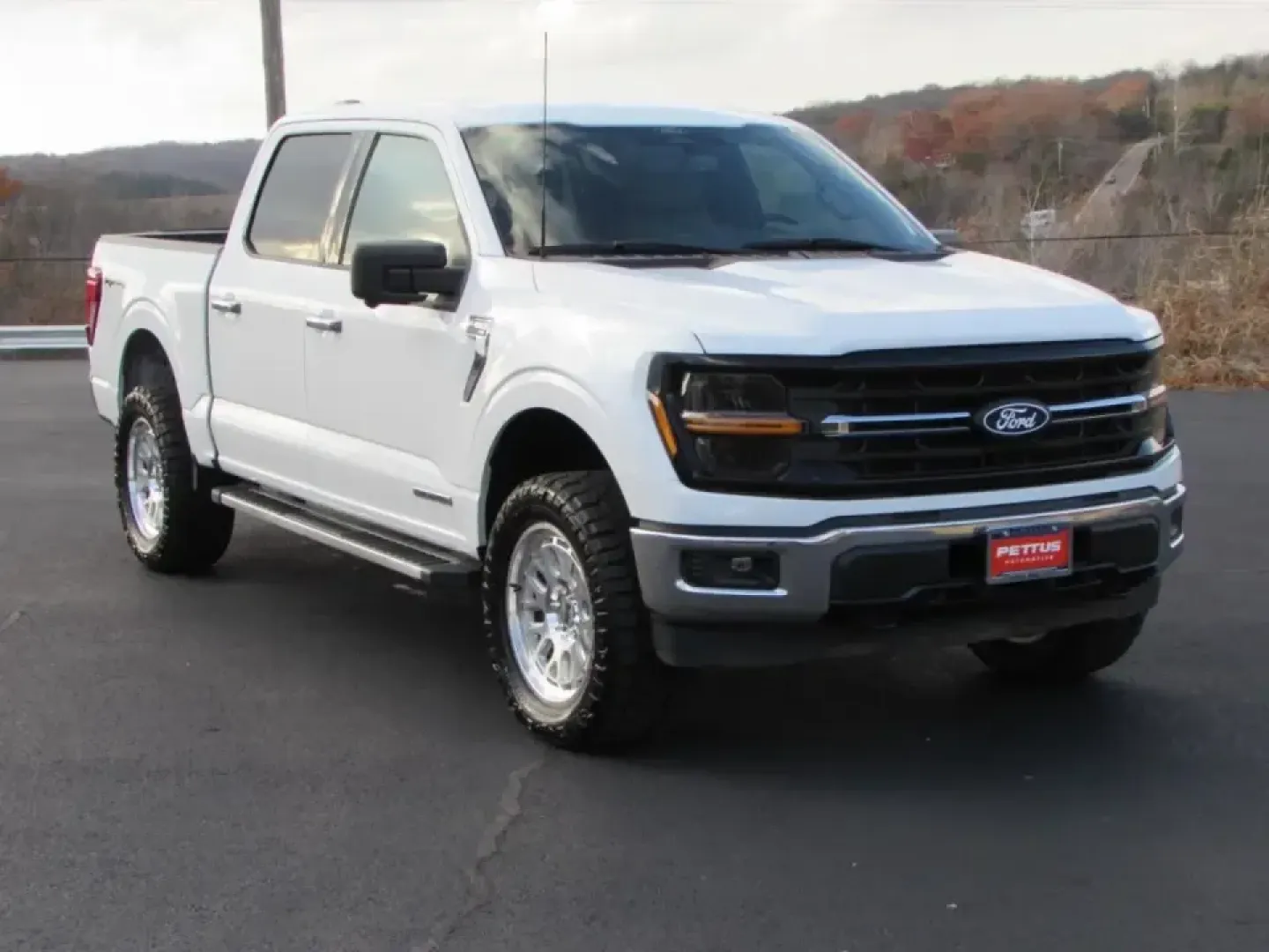 2024 /Black W/Smoked Truffle Ford F-150 XLT (1FTFW3LD9RF) with an 3.5L V6 DOHC 24V HYBRID engine, 1A transmission, located at 12836 Highway 21, De Soto, MO, 63020, (636) 337-7777, 38.151867, -90.575615 - **Unleash Adventure with the 2024 Ford F-150 XLT Your Perfect Companion for Every Journey!**<br /> <br /> If you're on the lookout for a versatile truck that seamlessly blends power with efficiency, the 2024 Ford F-150 XLT at Pettus Ford De Soto is your ultimate match. This pre-owned beauty is not - Photo#1