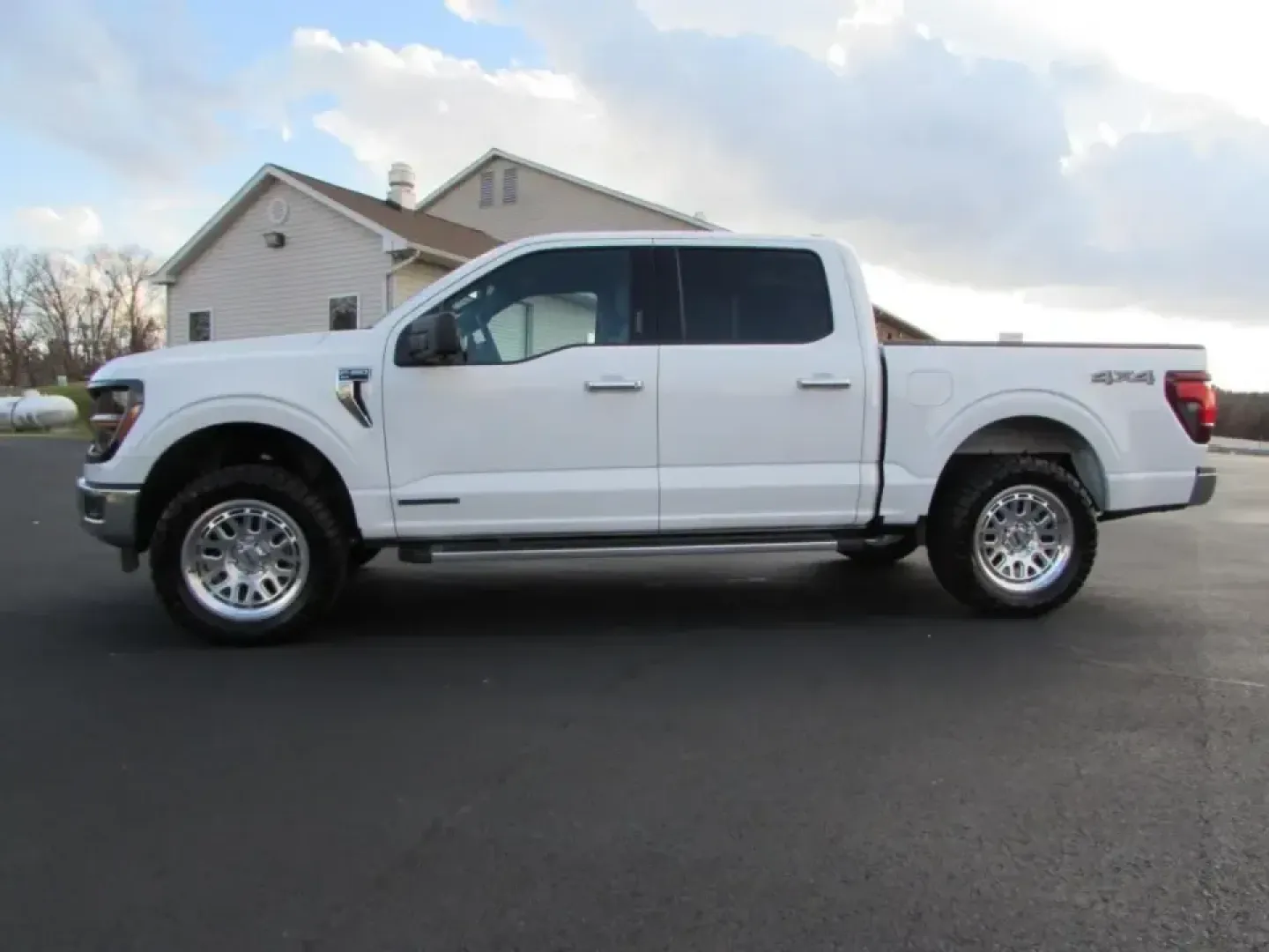 2024 /Black W/Smoked Truffle Ford F-150 XLT (1FTFW3LD9RF) with an 3.5L V6 DOHC 24V HYBRID engine, 1A transmission, located at 12836 Highway 21, De Soto, MO, 63020, (636) 337-7777, 38.151867, -90.575615 - **Unleash Adventure with the 2024 Ford F-150 XLT Your Perfect Companion for Every Journey!**<br /> <br /> If you're on the lookout for a versatile truck that seamlessly blends power with efficiency, the 2024 Ford F-150 XLT at Pettus Ford De Soto is your ultimate match. This pre-owned beauty is not - Photo#4