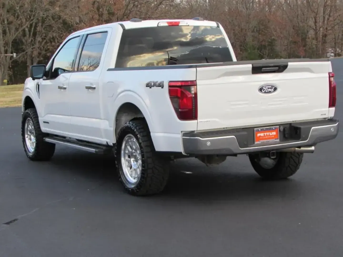 2024 /Black W/Smoked Truffle Ford F-150 XLT (1FTFW3LD9RF) with an 3.5L V6 DOHC 24V HYBRID engine, 1A transmission, located at 12836 Highway 21, De Soto, MO, 63020, (636) 337-7777, 38.151867, -90.575615 - **Unleash Adventure with the 2024 Ford F-150 XLT Your Perfect Companion for Every Journey!**<br /> <br /> If you're on the lookout for a versatile truck that seamlessly blends power with efficiency, the 2024 Ford F-150 XLT at Pettus Ford De Soto is your ultimate match. This pre-owned beauty is not - Photo#5