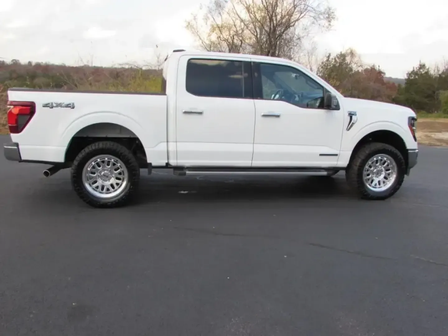 2024 /Black W/Smoked Truffle Ford F-150 XLT (1FTFW3LD9RF) with an 3.5L V6 DOHC 24V HYBRID engine, 1A transmission, located at 12836 Highway 21, De Soto, MO, 63020, (636) 337-7777, 38.151867, -90.575615 - **Unleash Adventure with the 2024 Ford F-150 XLT Your Perfect Companion for Every Journey!**<br /> <br /> If you're on the lookout for a versatile truck that seamlessly blends power with efficiency, the 2024 Ford F-150 XLT at Pettus Ford De Soto is your ultimate match. This pre-owned beauty is not - Photo#8