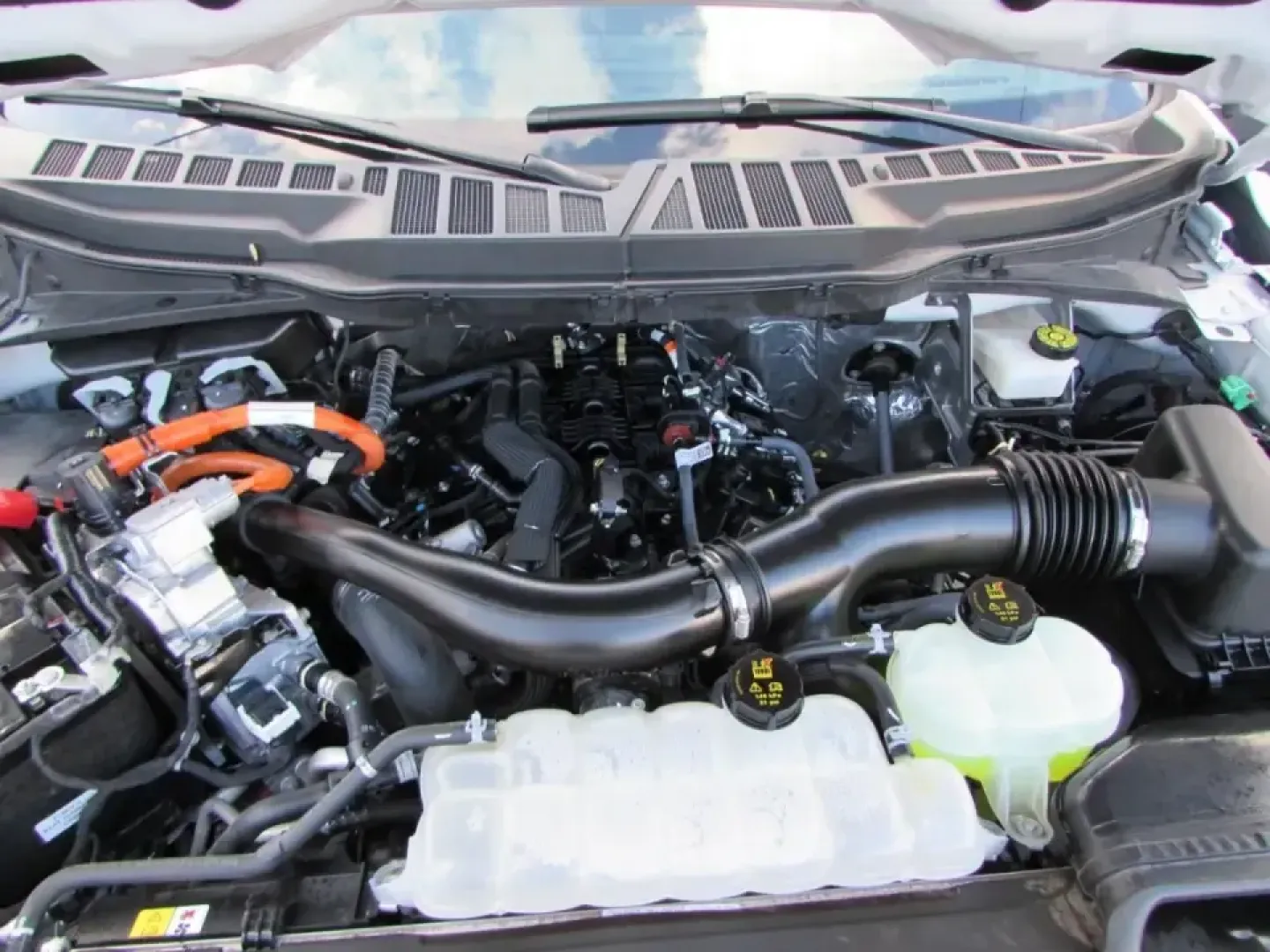 2024 /Black W/Smoked Truffle Ford F-150 XLT (1FTFW3LD9RF) with an 3.5L V6 DOHC 24V HYBRID engine, 1A transmission, located at 12836 Highway 21, De Soto, MO, 63020, (636) 337-7777, 38.151867, -90.575615 - **Unleash Adventure with the 2024 Ford F-150 XLT Your Perfect Companion for Every Journey!**<br /> <br /> If you're on the lookout for a versatile truck that seamlessly blends power with efficiency, the 2024 Ford F-150 XLT at Pettus Ford De Soto is your ultimate match. This pre-owned beauty is not - Photo#9