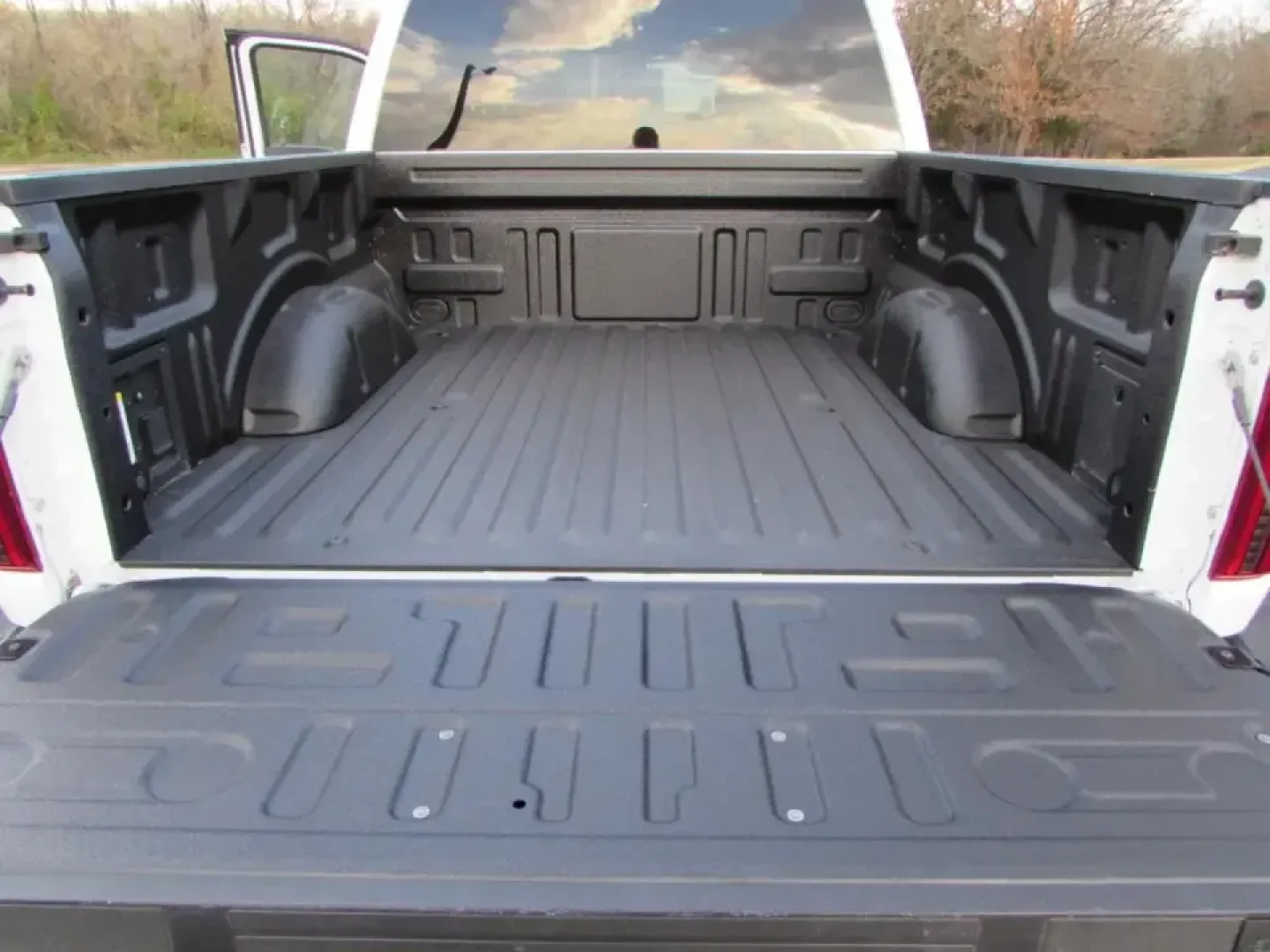 2024 /Black W/Smoked Truffle Ford F-150 XLT (1FTFW3LD9RF) with an 3.5L V6 DOHC 24V HYBRID engine, 1A transmission, located at 12836 Highway 21, De Soto, MO, 63020, (636) 337-7777, 38.151867, -90.575615 - **Unleash Adventure with the 2024 Ford F-150 XLT Your Perfect Companion for Every Journey!**<br /> <br /> If you're on the lookout for a versatile truck that seamlessly blends power with efficiency, the 2024 Ford F-150 XLT at Pettus Ford De Soto is your ultimate match. This pre-owned beauty is not - Photo#15