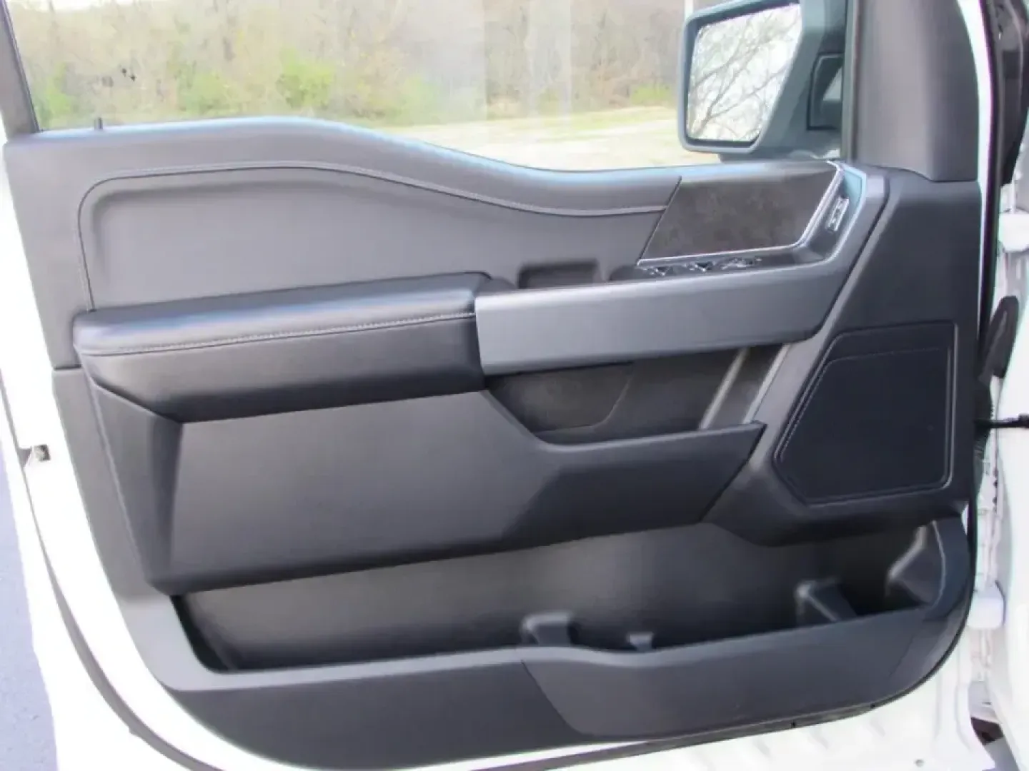 2024 /Black W/Smoked Truffle Ford F-150 XLT (1FTFW3LD9RF) with an 3.5L V6 DOHC 24V HYBRID engine, 1A transmission, located at 12836 Highway 21, De Soto, MO, 63020, (636) 337-7777, 38.151867, -90.575615 - **Unleash Adventure with the 2024 Ford F-150 XLT Your Perfect Companion for Every Journey!**<br /> <br /> If you're on the lookout for a versatile truck that seamlessly blends power with efficiency, the 2024 Ford F-150 XLT at Pettus Ford De Soto is your ultimate match. This pre-owned beauty is not - Photo#17