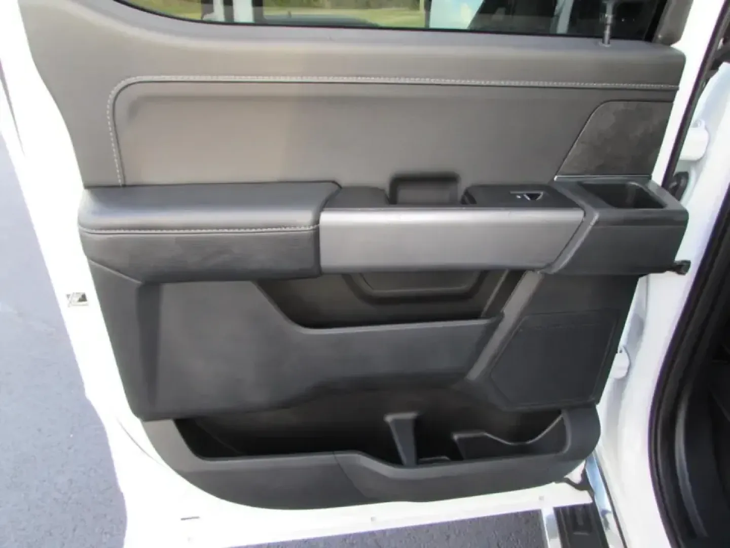 2024 /Black W/Smoked Truffle Ford F-150 XLT (1FTFW3LD9RF) with an 3.5L V6 DOHC 24V HYBRID engine, 1A transmission, located at 12836 Highway 21, De Soto, MO, 63020, (636) 337-7777, 38.151867, -90.575615 - **Unleash Adventure with the 2024 Ford F-150 XLT Your Perfect Companion for Every Journey!**<br /> <br /> If you're on the lookout for a versatile truck that seamlessly blends power with efficiency, the 2024 Ford F-150 XLT at Pettus Ford De Soto is your ultimate match. This pre-owned beauty is not - Photo#31