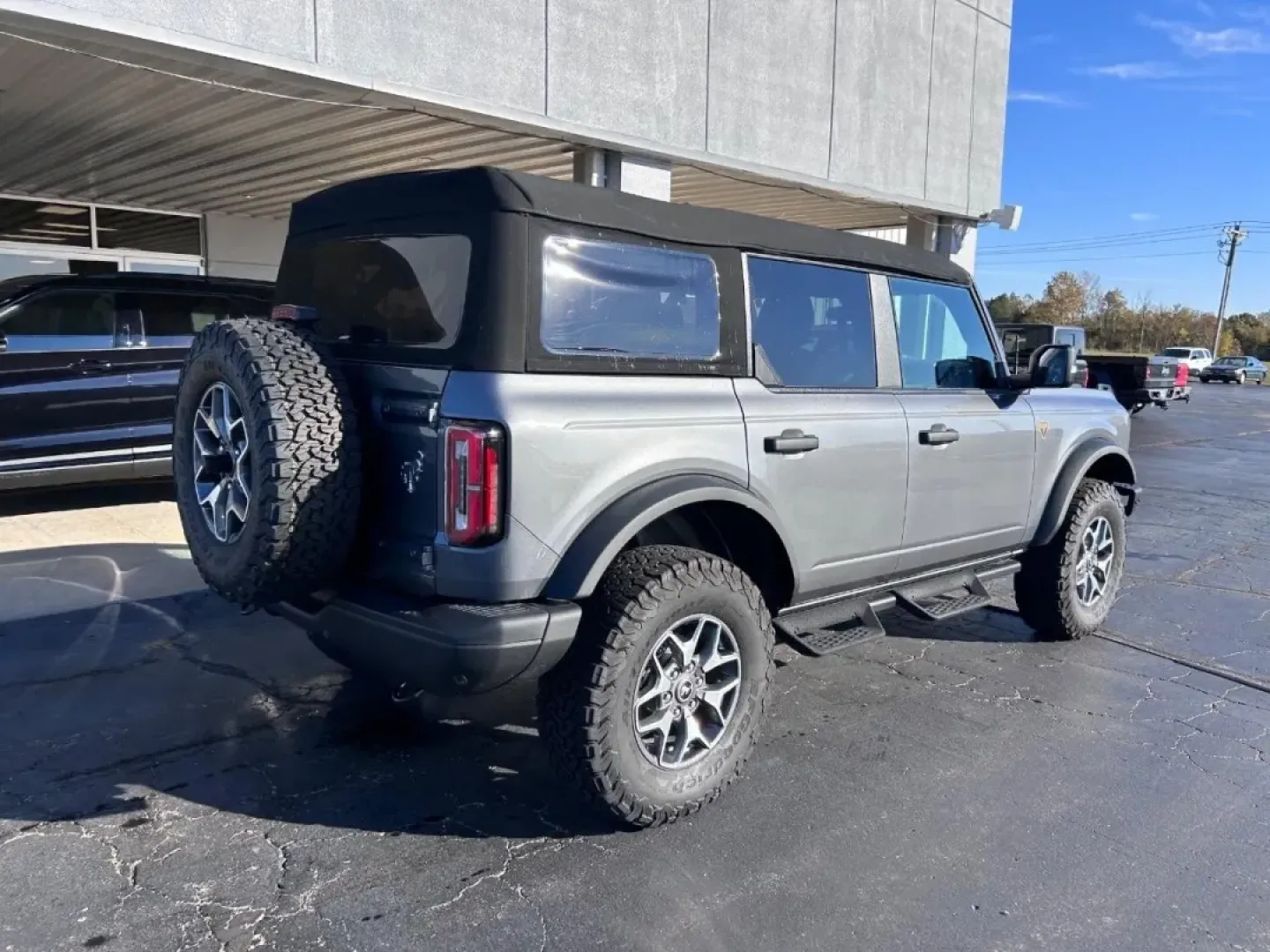 2024 /Black Onyx Leather Ford Bronco Badlands (1FMEE9BP2RL) with an 2.7L V6 engine, located at 141 Commercial Dr, Fredericktown, MO, 63645, (573) 783-6432, 37.570087, -90.320648 - **Conquer the Road with the 2024 Ford Bronco Badlands Your Ultimate Adventure Companion!**<br /> <br /> If you're ready for adventure and want to make every journey extraordinary, the 2024 Ford Bronco Badlands is calling your name. Perfect for weekend getaways, this rugged SUV is designed for those - Photo#2