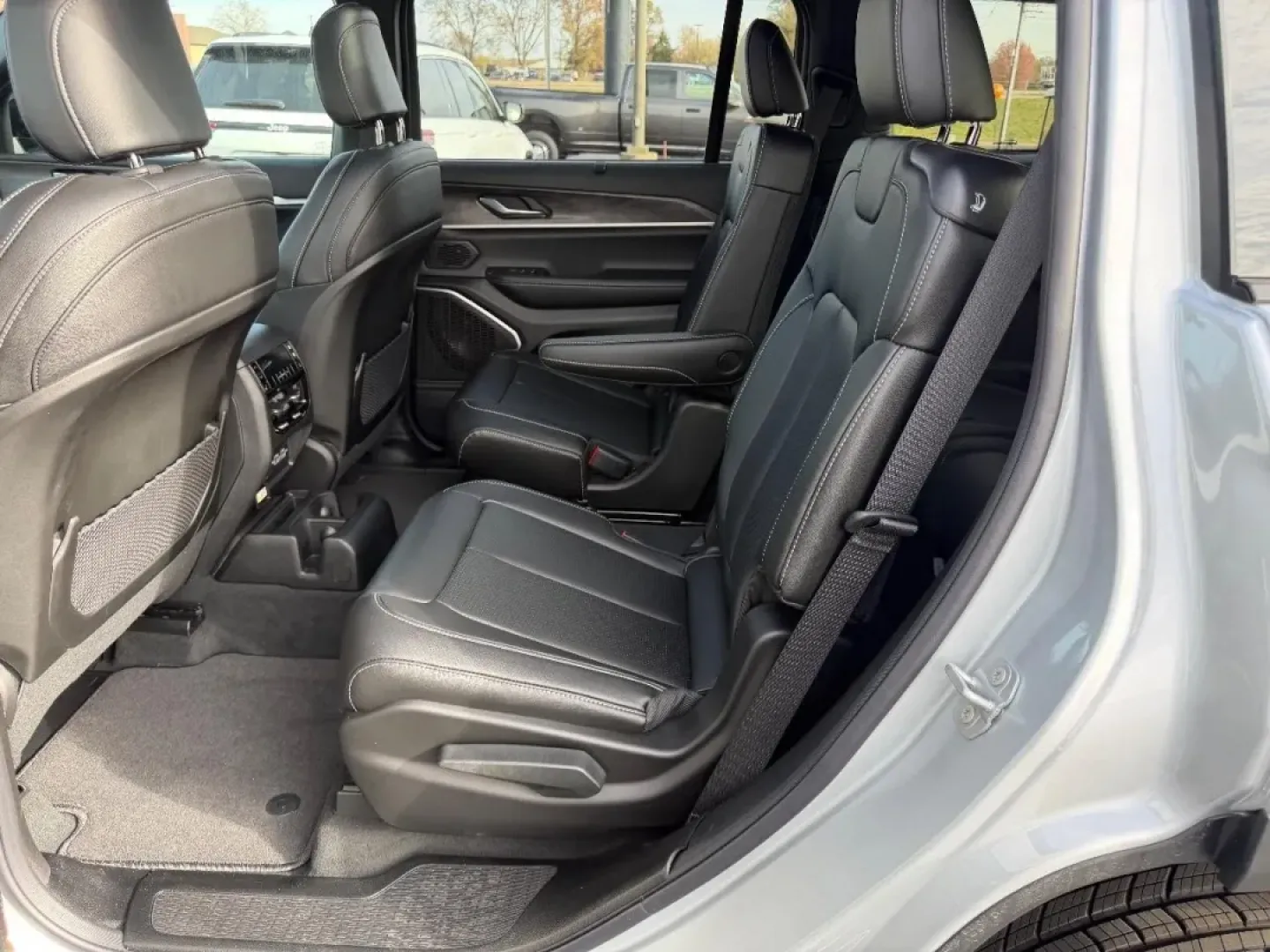 2025 /Global Black Leather Jeep Grand Cherokee Limited (1C4RJKBGXS8) with an 3.6L V6 24V VVT UPG I engine, located at 970 Woodlawn Dr., Farmington, MO, 63640, (573) 431-7800, 37.825642, -90.468674 - Are you ready to embark on your next big adventure? Whether you're planning a weekend getaway to the nearby Ozark National Scenic Riverways or simply need a reliable vehicle for your daily commute, the 2025 Jeep Grand Cherokee Limited stands ready to elevate your lifestyle. With its unparalleled com - Photo#10