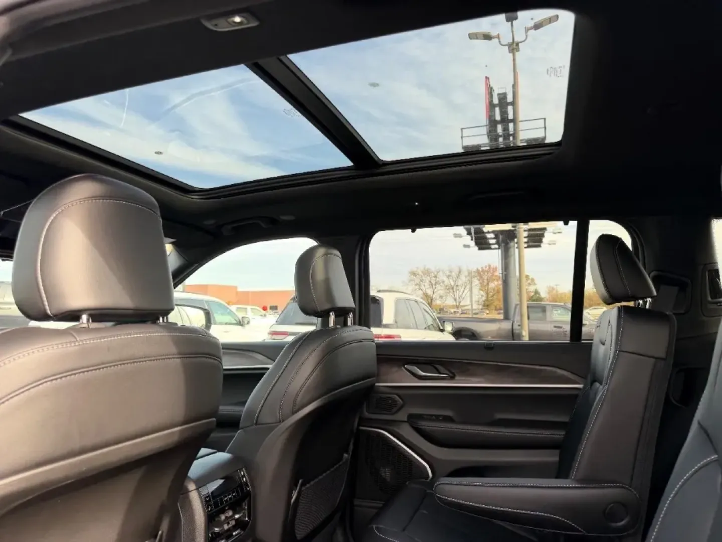 2025 /Global Black Leather Jeep Grand Cherokee Limited (1C4RJKBGXS8) with an 3.6L V6 24V VVT UPG I engine, located at 970 Woodlawn Dr., Farmington, MO, 63640, (573) 431-7800, 37.825642, -90.468674 - Are you ready to embark on your next big adventure? Whether you're planning a weekend getaway to the nearby Ozark National Scenic Riverways or simply need a reliable vehicle for your daily commute, the 2025 Jeep Grand Cherokee Limited stands ready to elevate your lifestyle. With its unparalleled com - Photo#11