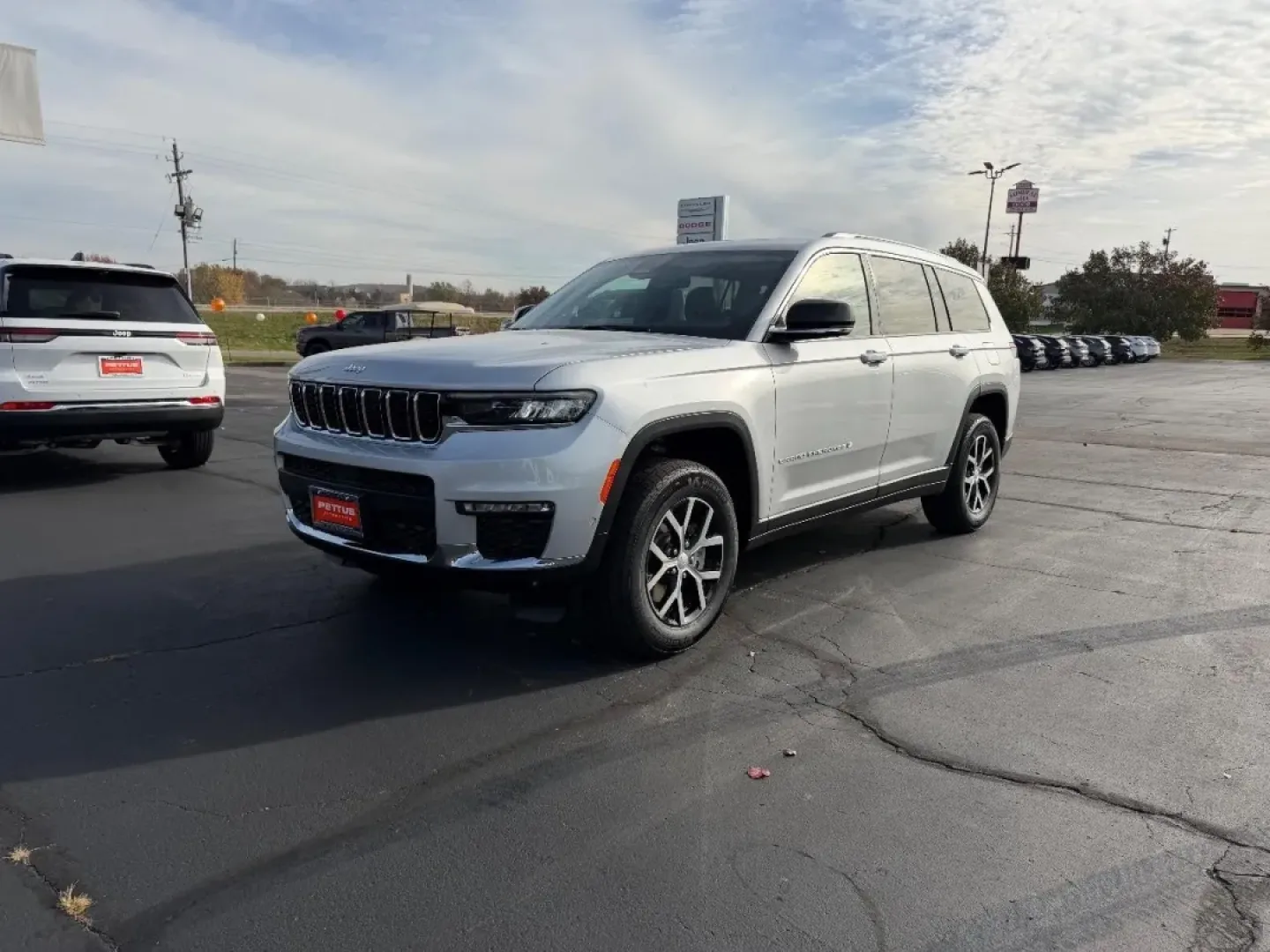 2025 /Global Black Leather Jeep Grand Cherokee Limited (1C4RJKBGXS8) with an 3.6L V6 24V VVT UPG I engine, located at 970 Woodlawn Dr., Farmington, MO, 63640, (573) 431-7800, 37.825642, -90.468674 - Are you ready to embark on your next big adventure? Whether you're planning a weekend getaway to the nearby Ozark National Scenic Riverways or simply need a reliable vehicle for your daily commute, the 2025 Jeep Grand Cherokee Limited stands ready to elevate your lifestyle. With its unparalleled com - Photo#7