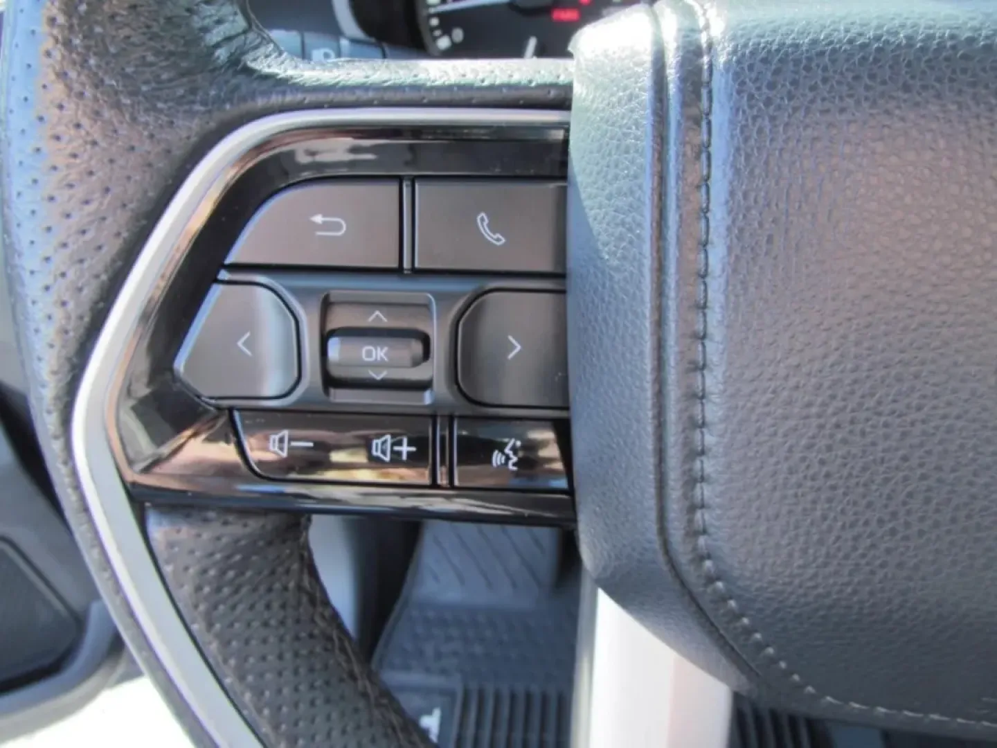 2022 /Black Toyota Tundra Limited (5TFJA5DB3NX) with an Other engine, Automatic transmission, located at 12830 Highway 21, De Soto, MO, 63020, (636) 337-7777, 38.153099, -90.573624 - Discover the perfect blend of rugged capability and refined comfort with the 2022 Toyota Tundra Limited CrewMax 4WD, now available at First Auto Credit Missouri in Cape Girardeau, MO. This versatile pickup is designed for those who crave adventure but also seek the premium features that make every j - Photo#17