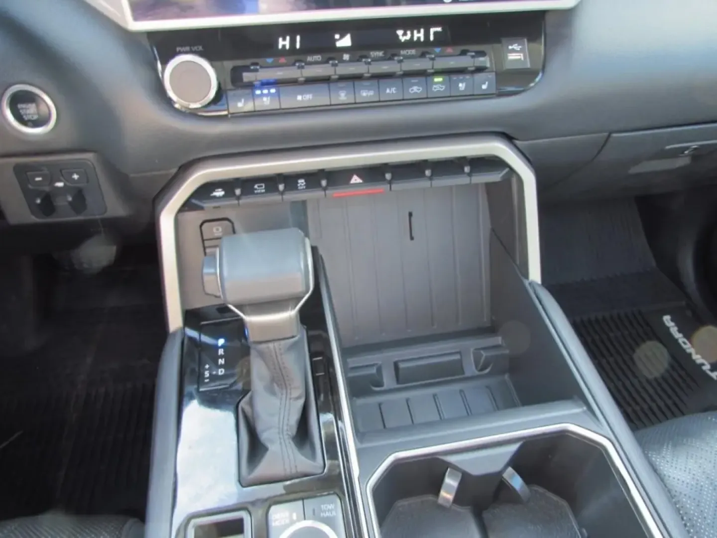 2022 /Black Toyota Tundra Limited (5TFJA5DB3NX) with an Other engine, Automatic transmission, located at 12830 Highway 21, De Soto, MO, 63020, (636) 337-7777, 38.153099, -90.573624 - Discover the perfect blend of rugged capability and refined comfort with the 2022 Toyota Tundra Limited CrewMax 4WD, now available at First Auto Credit Missouri in Cape Girardeau, MO. This versatile pickup is designed for those who crave adventure but also seek the premium features that make every j - Photo#22