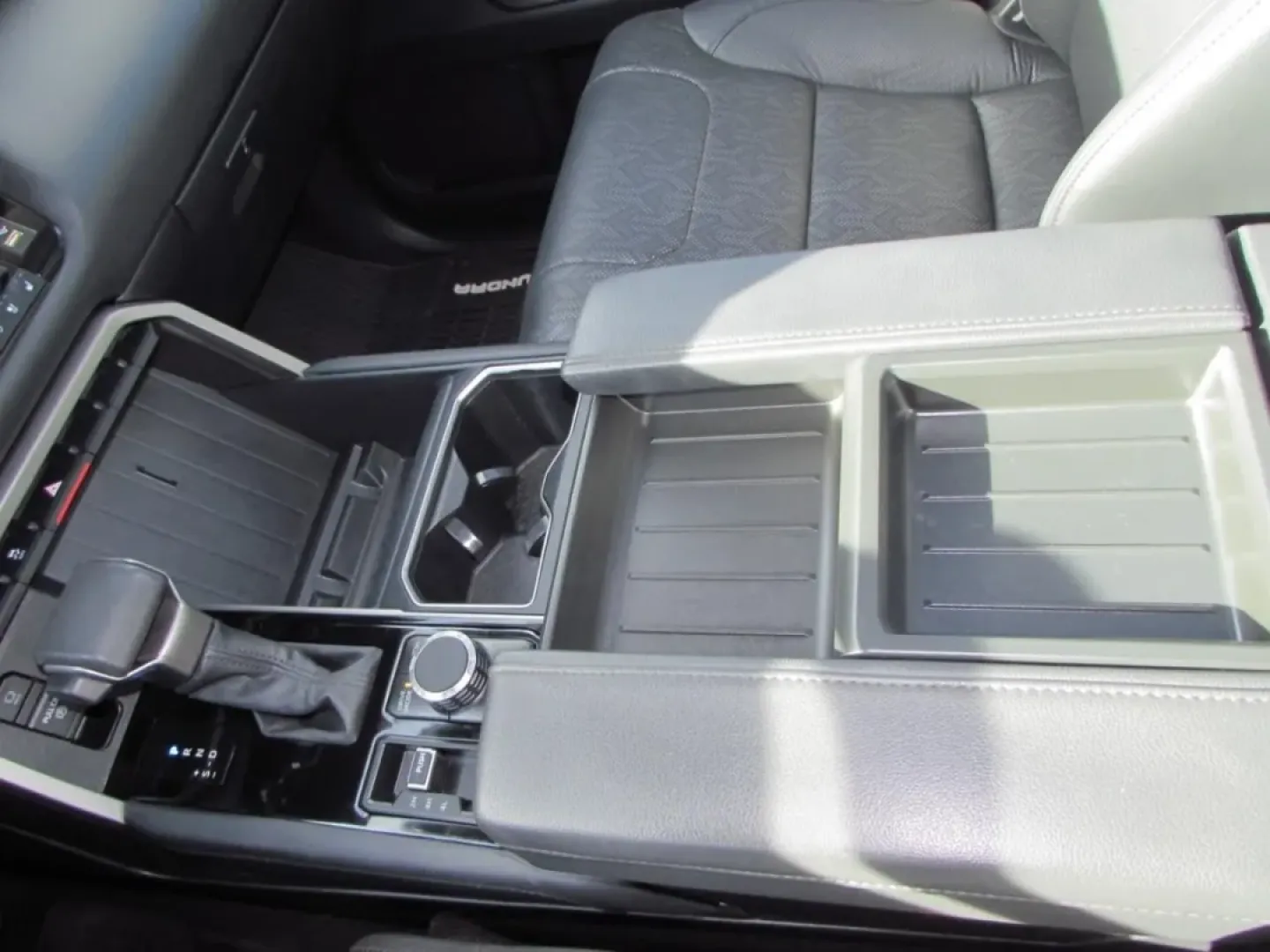 2022 /Black Toyota Tundra Limited (5TFJA5DB3NX) with an Other engine, Automatic transmission, located at 12830 Highway 21, De Soto, MO, 63020, (636) 337-7777, 38.153099, -90.573624 - Discover the perfect blend of rugged capability and refined comfort with the 2022 Toyota Tundra Limited CrewMax 4WD, now available at First Auto Credit Missouri in Cape Girardeau, MO. This versatile pickup is designed for those who crave adventure but also seek the premium features that make every j - Photo#23