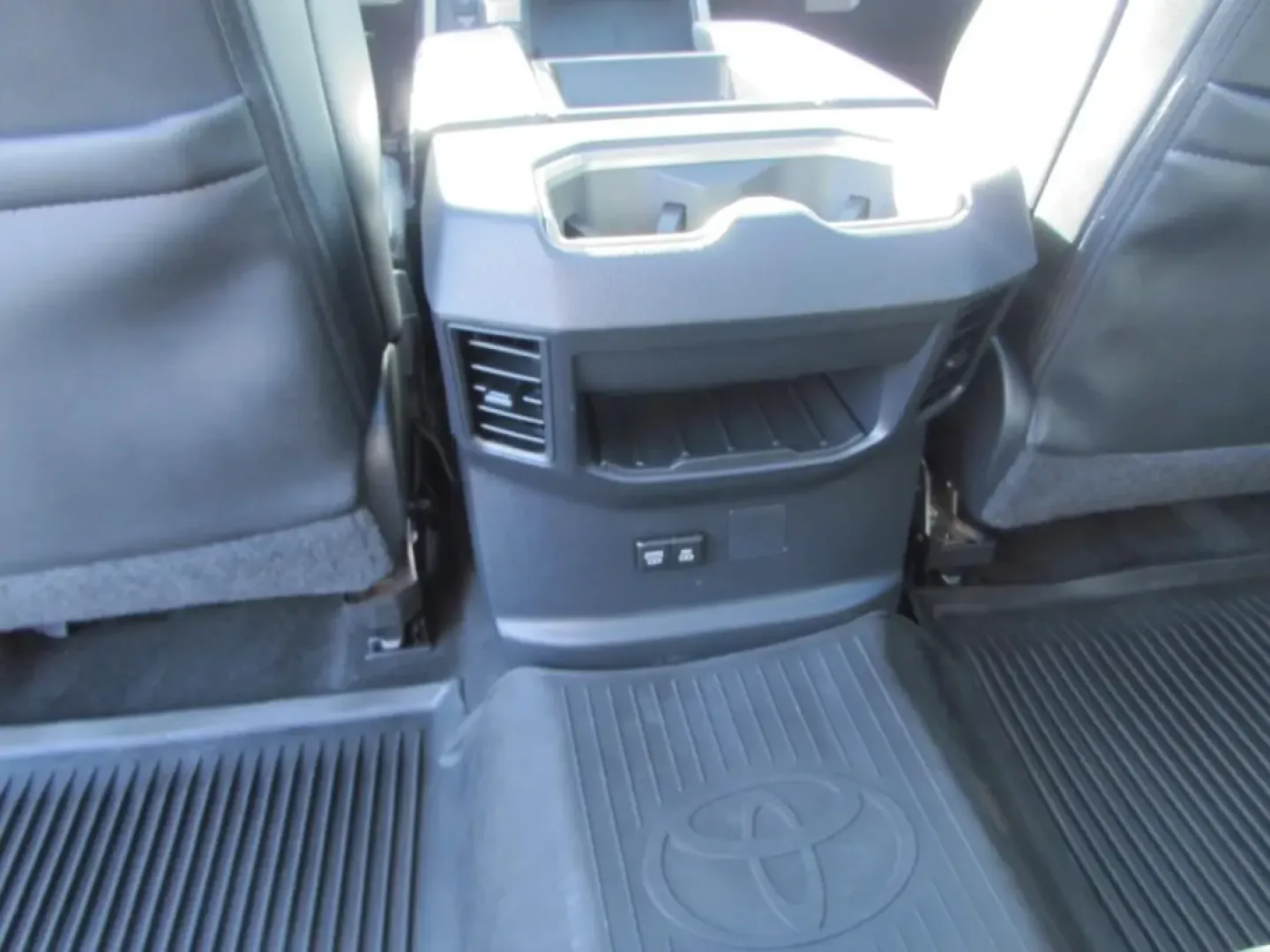 2022 /Black Toyota Tundra Limited (5TFJA5DB3NX) with an Other engine, Automatic transmission, located at 12830 Highway 21, De Soto, MO, 63020, (636) 337-7777, 38.153099, -90.573624 - Discover the perfect blend of rugged capability and refined comfort with the 2022 Toyota Tundra Limited CrewMax 4WD, now available at First Auto Credit Missouri in Cape Girardeau, MO. This versatile pickup is designed for those who crave adventure but also seek the premium features that make every j - Photo#28