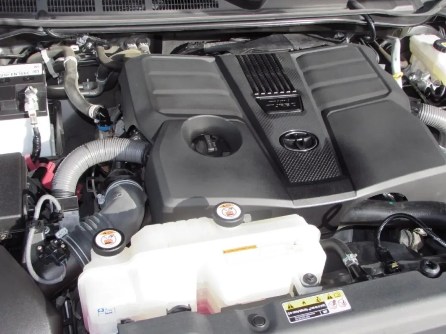 2022 /Black Toyota Tundra Limited (5TFJA5DB3NX) with an Other engine, Automatic transmission, located at 12830 Highway 21, De Soto, MO, 63020, (636) 337-7777, 38.153099, -90.573624 - Discover the perfect blend of rugged capability and refined comfort with the 2022 Toyota Tundra Limited CrewMax 4WD, now available at First Auto Credit Missouri in Cape Girardeau, MO. This versatile pickup is designed for those who crave adventure but also seek the premium features that make every j - Photo#8