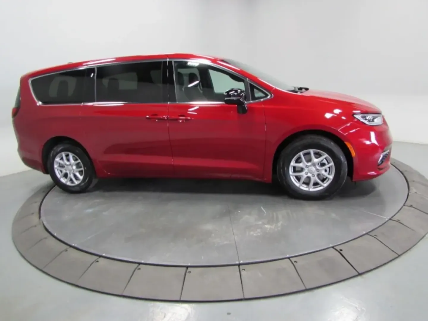 2026 /Black Chrysler Pacifica Select (2C4RC1BG7TR) with an Other engine, Automatic transmission, located at 12830 Highway 21, De Soto, MO, 63020, (636) 337-7777, 38.153099, -90.573624 - **Explore Family Adventures with the 2026 Chrysler Pacifica at Pettus CDJR DeSoto!**<br /> <br /> If you're a growing family or someone who values versatility and comfort, look no further than the stunning 2026 Chrysler Pacifica, available now at Pettus CDJR DeSoto! This stylish and spacious minivan - Photo#3