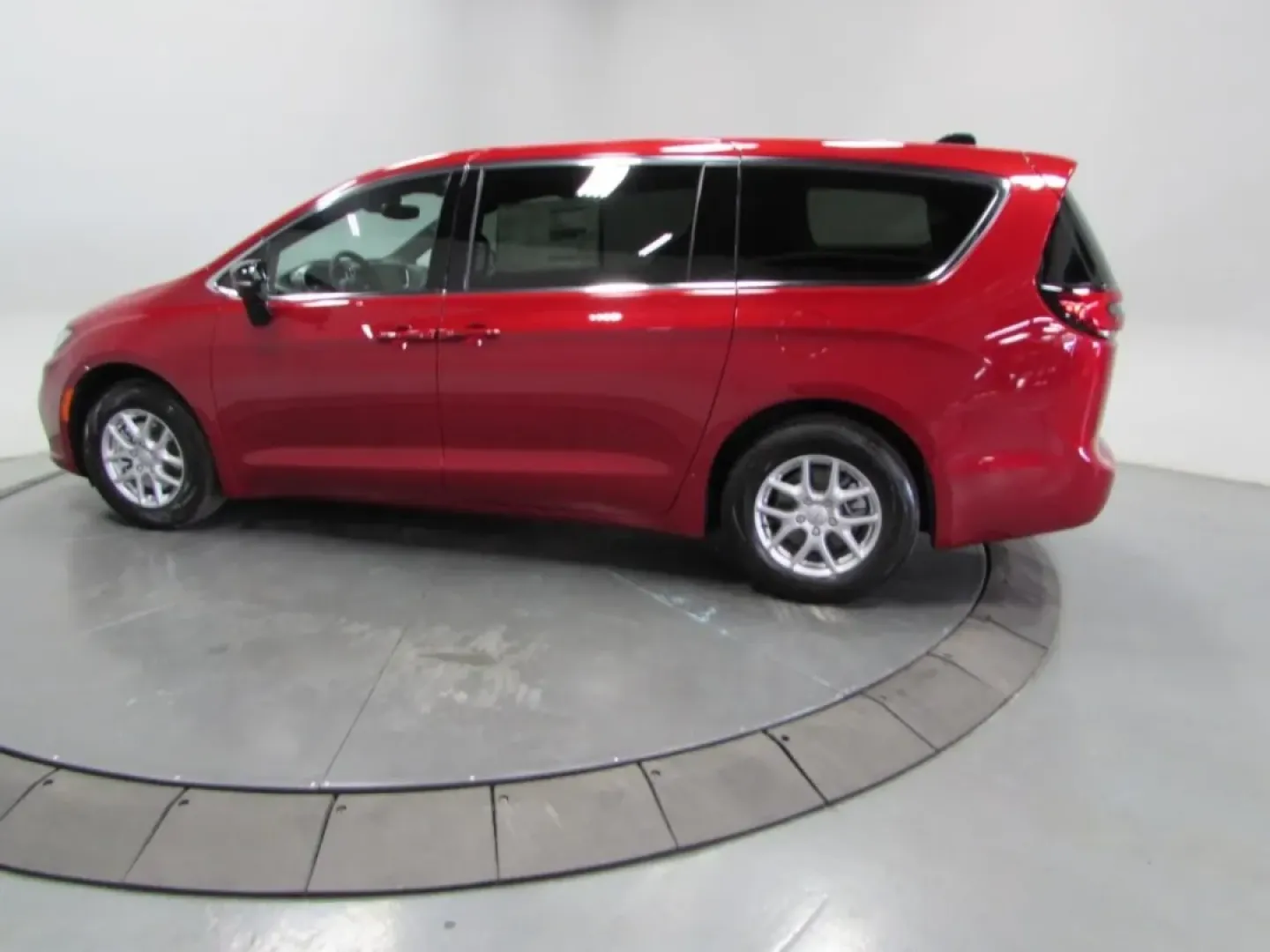 2026 /Black Chrysler Pacifica Select (2C4RC1BG7TR) with an Other engine, Automatic transmission, located at 12830 Highway 21, De Soto, MO, 63020, (636) 337-7777, 38.153099, -90.573624 - **Explore Family Adventures with the 2026 Chrysler Pacifica at Pettus CDJR DeSoto!**<br /> <br /> If you're a growing family or someone who values versatility and comfort, look no further than the stunning 2026 Chrysler Pacifica, available now at Pettus CDJR DeSoto! This stylish and spacious minivan - Photo#4