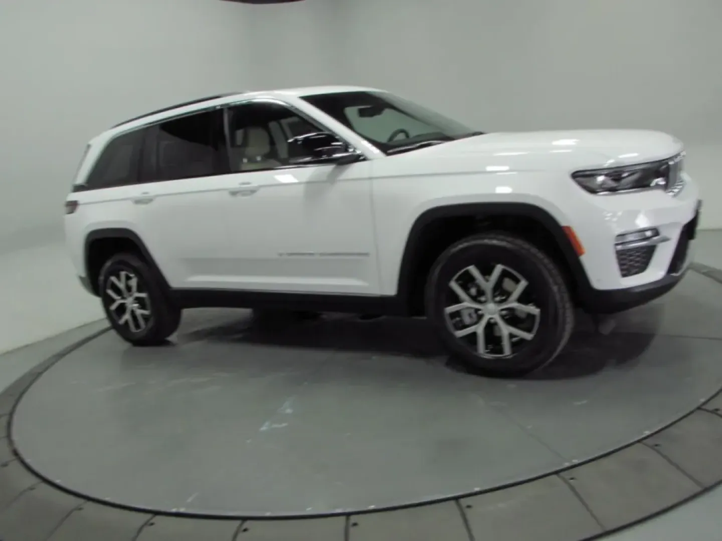 2025 /Wicker Beige/Black Jeep Grand Cherokee Limited (1C4RJHBGXSC) with an Other engine, located at 12830 Highway 21, De Soto, MO, 63020, (636) 337-7777, 38.153099, -90.573624 - **Your Adventure Awaits: Discover the 2025 Jeep Grand Cherokee Limited at Pettus CDJR DeSoto!**<br /> <br /> If you're searching for a vehicle that can transform your daily commute into an exhilarating adventure, look no further than the 2025 Jeep Grand Cherokee Limited, available now at Pettus CDJR - Photo#3