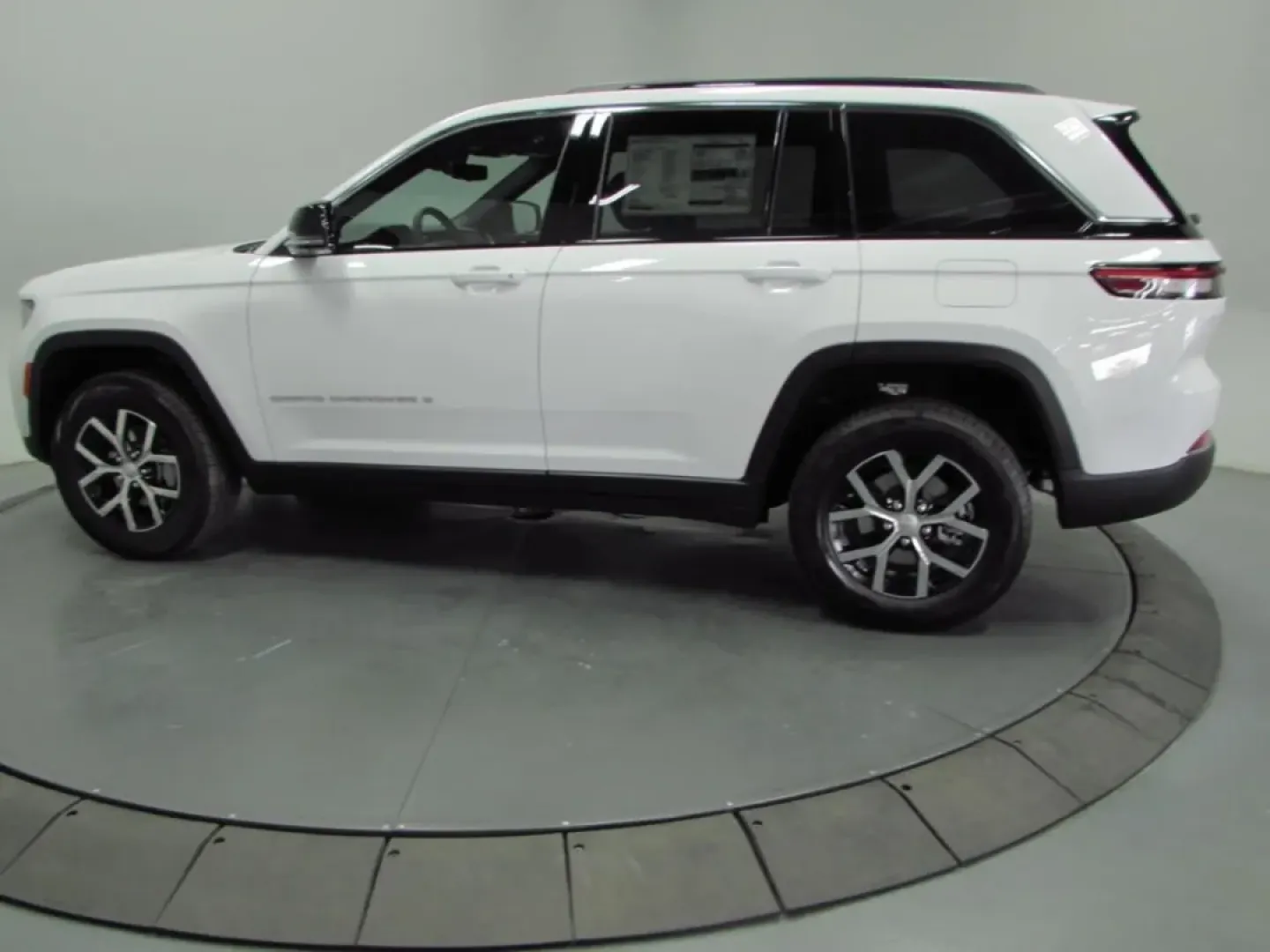 2025 /Wicker Beige/Black Jeep Grand Cherokee Limited (1C4RJHBGXSC) with an Other engine, located at 12830 Highway 21, De Soto, MO, 63020, (636) 337-7777, 38.153099, -90.573624 - **Your Adventure Awaits: Discover the 2025 Jeep Grand Cherokee Limited at Pettus CDJR DeSoto!**<br /> <br /> If you're searching for a vehicle that can transform your daily commute into an exhilarating adventure, look no further than the 2025 Jeep Grand Cherokee Limited, available now at Pettus CDJR - Photo#4