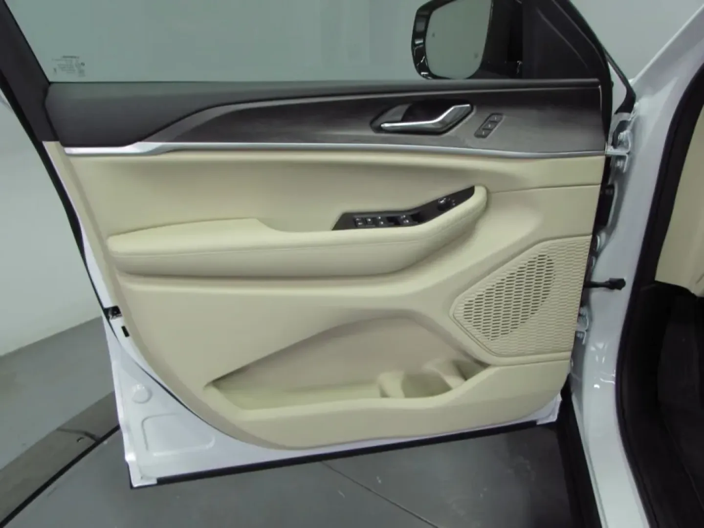 2025 /Wicker Beige/Black Jeep Grand Cherokee Limited (1C4RJHBGXSC) with an Other engine, located at 12830 Highway 21, De Soto, MO, 63020, (636) 337-7777, 38.153099, -90.573624 - **Your Adventure Awaits: Discover the 2025 Jeep Grand Cherokee Limited at Pettus CDJR DeSoto!**<br /> <br /> If you're searching for a vehicle that can transform your daily commute into an exhilarating adventure, look no further than the 2025 Jeep Grand Cherokee Limited, available now at Pettus CDJR - Photo#11