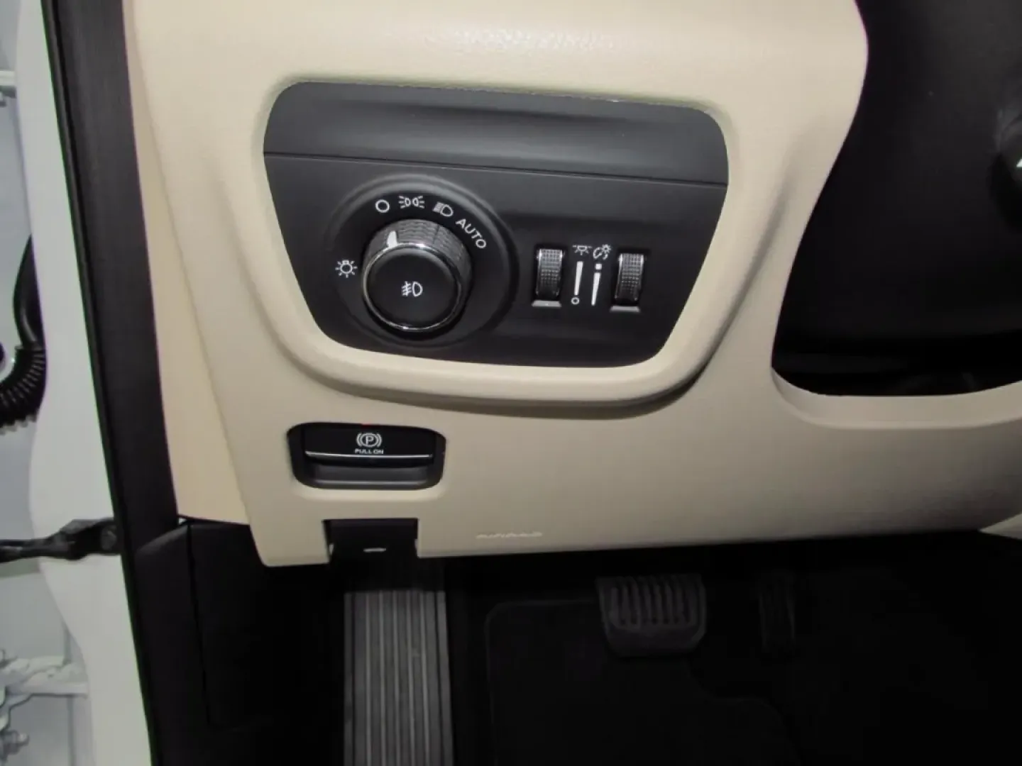 2025 /Wicker Beige/Black Jeep Grand Cherokee Limited (1C4RJHBGXSC) with an Other engine, located at 12830 Highway 21, De Soto, MO, 63020, (636) 337-7777, 38.153099, -90.573624 - **Your Adventure Awaits: Discover the 2025 Jeep Grand Cherokee Limited at Pettus CDJR DeSoto!**<br /> <br /> If you're searching for a vehicle that can transform your daily commute into an exhilarating adventure, look no further than the 2025 Jeep Grand Cherokee Limited, available now at Pettus CDJR - Photo#13