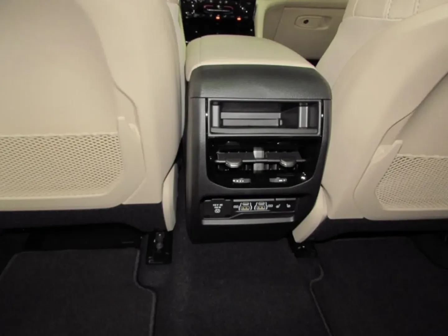 2025 /Wicker Beige/Black Jeep Grand Cherokee Limited (1C4RJHBGXSC) with an Other engine, located at 12830 Highway 21, De Soto, MO, 63020, (636) 337-7777, 38.153099, -90.573624 - **Your Adventure Awaits: Discover the 2025 Jeep Grand Cherokee Limited at Pettus CDJR DeSoto!**<br /> <br /> If you're searching for a vehicle that can transform your daily commute into an exhilarating adventure, look no further than the 2025 Jeep Grand Cherokee Limited, available now at Pettus CDJR - Photo#26