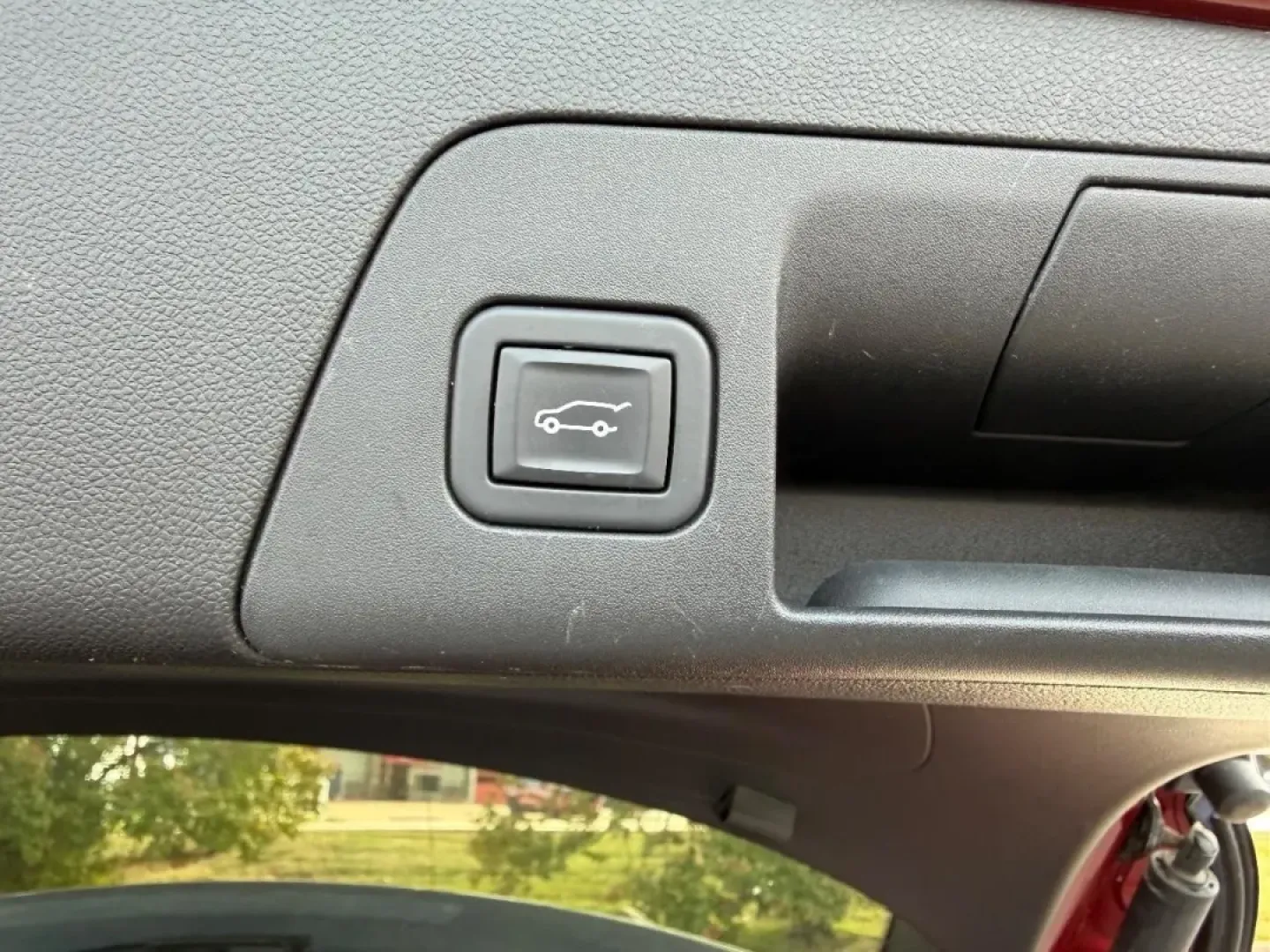 2021 /Ebony seats Leather Buick Envision Essence (LRBFZNR45MD) with an 2.0L engine, Automatic transmission, located at 970 Woodlawn Dr., Farmington, MO, 63640, (573) 431-7800, 37.825642, -90.468674 - **Unleash Your Adventures with the 2021 Buick Envision Essence - Perfect for Your Next Journey!**<br /> <br /> Are you looking for a vehicle that seamlessly blends style, comfort, and practicality? The 2021 Buick Envision Essence is the ideal SUV for those who crave adventure without compromising on - Photo#5