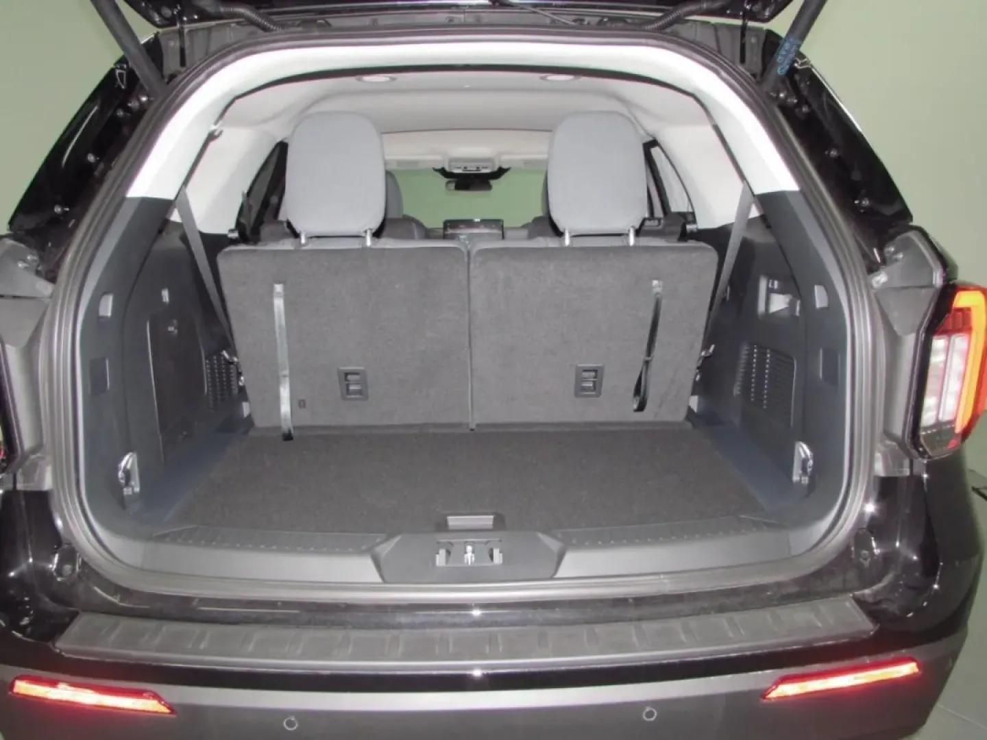 2026 /Dark Space Gray Ford Explorer Active (1FMUK8DH7TG) with an 2.3L EcoBoost I-4 engine, Automatic transmission, located at 12836 Highway 21, De Soto, MO, 63020, (636) 337-7777, 38.151867, -90.575615 - Explore the great outdoors or conquer your daily commute with the perfect blend of style, comfort, and capability: the 2026 Ford Explorer Active. This versatile SUV is not just a vehicle; it's an invitation to adventure, whether you're heading out with the family for a weekend getaway or navigating - Photo#29