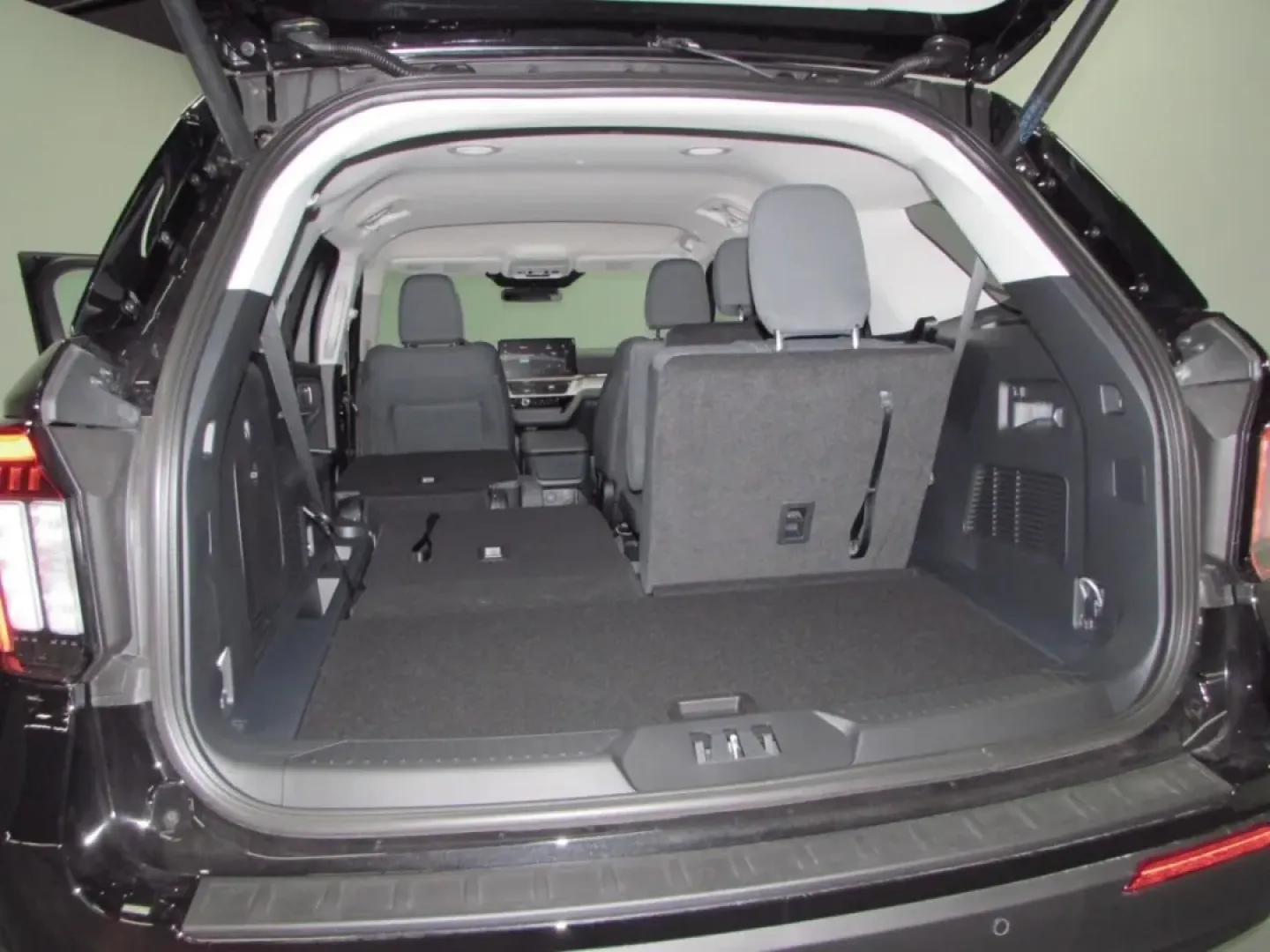 2026 /Dark Space Gray Ford Explorer Active (1FMUK8DH7TG) with an 2.3L EcoBoost I-4 engine, Automatic transmission, located at 12836 Highway 21, De Soto, MO, 63020, (636) 337-7777, 38.151867, -90.575615 - Explore the great outdoors or conquer your daily commute with the perfect blend of style, comfort, and capability: the 2026 Ford Explorer Active. This versatile SUV is not just a vehicle; it's an invitation to adventure, whether you're heading out with the family for a weekend getaway or navigating - Photo#31