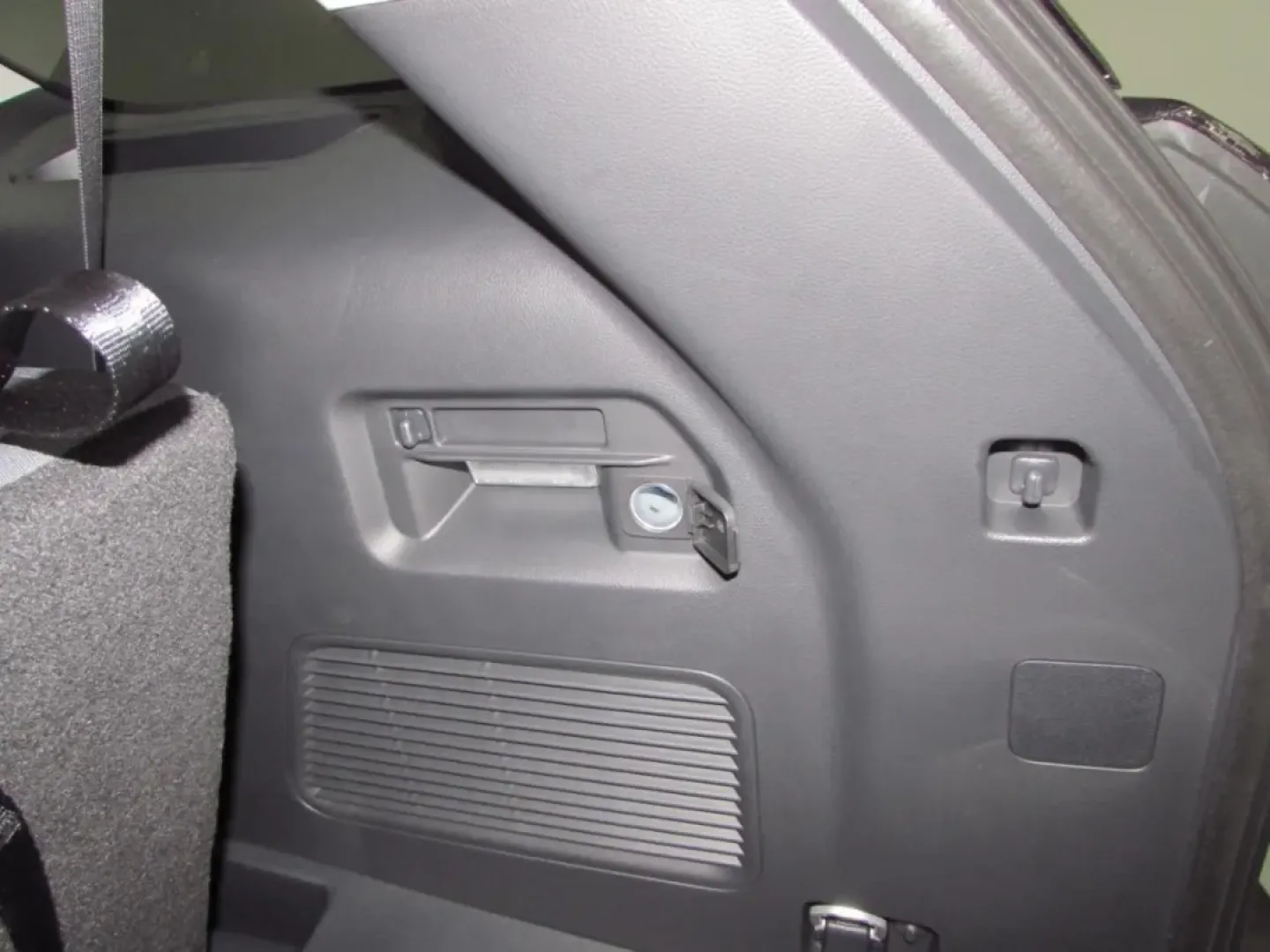 2026 /Dark Space Gray Ford Explorer Active (1FMUK8DH7TG) with an 2.3L EcoBoost I-4 engine, Automatic transmission, located at 12836 Highway 21, De Soto, MO, 63020, (636) 337-7777, 38.151867, -90.575615 - Explore the great outdoors or conquer your daily commute with the perfect blend of style, comfort, and capability: the 2026 Ford Explorer Active. This versatile SUV is not just a vehicle; it's an invitation to adventure, whether you're heading out with the family for a weekend getaway or navigating - Photo#32