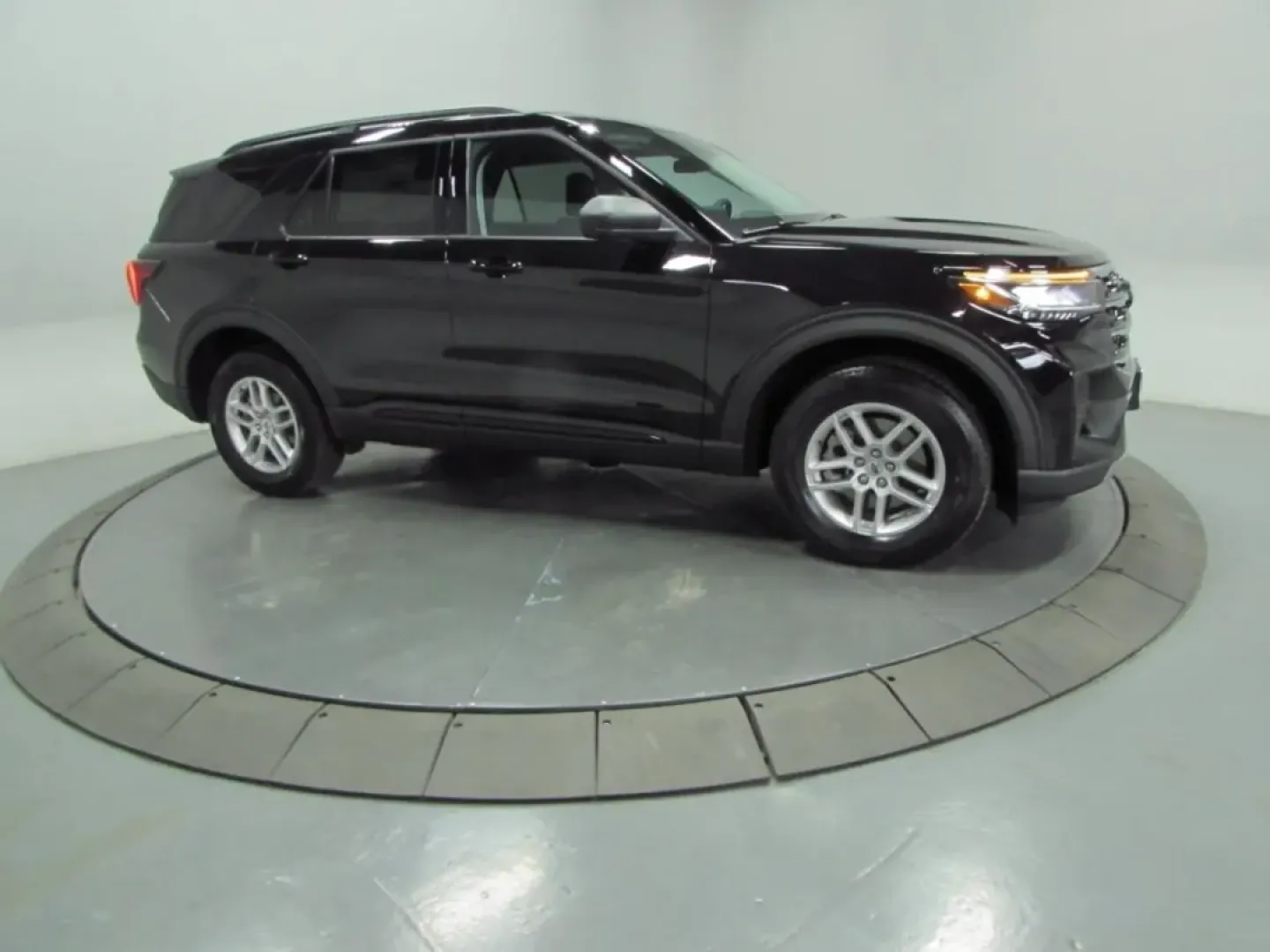 2026 /Dark Space Gray Ford Explorer Active (1FMUK8DH7TG) with an 2.3L EcoBoost I-4 engine, Automatic transmission, located at 12836 Highway 21, De Soto, MO, 63020, (636) 337-7777, 38.151867, -90.575615 - Explore the great outdoors or conquer your daily commute with the perfect blend of style, comfort, and capability: the 2026 Ford Explorer Active. This versatile SUV is not just a vehicle; it's an invitation to adventure, whether you're heading out with the family for a weekend getaway or navigating - Photo#3