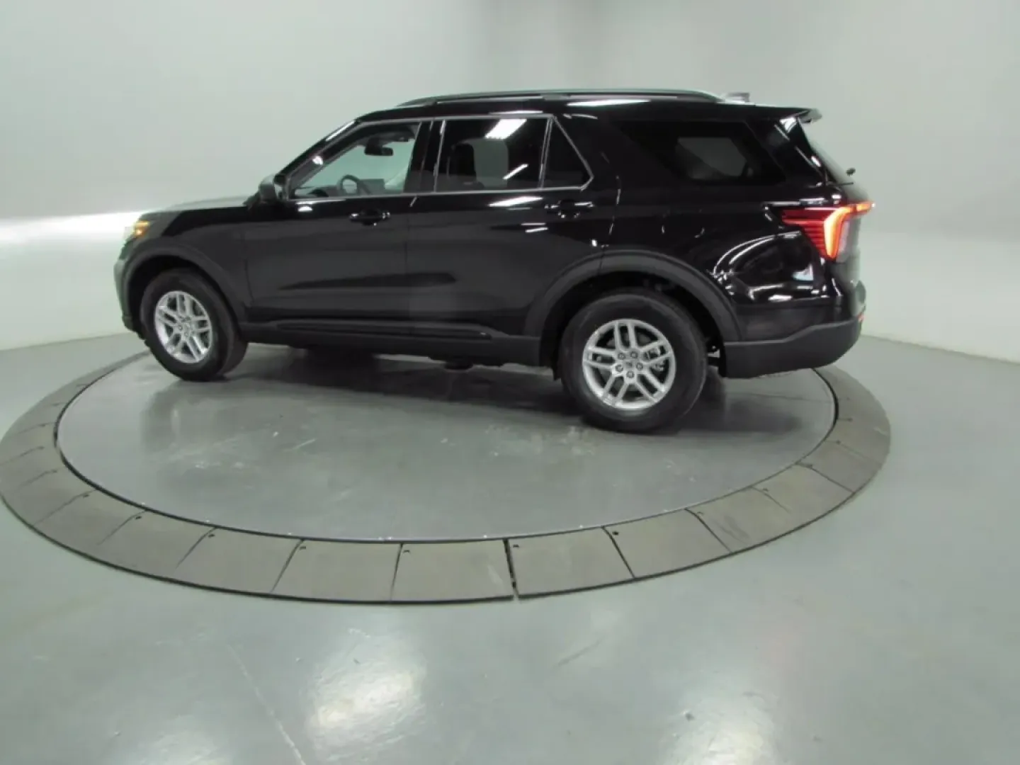 2026 /Dark Space Gray Ford Explorer Active (1FMUK8DH7TG) with an 2.3L EcoBoost I-4 engine, Automatic transmission, located at 12836 Highway 21, De Soto, MO, 63020, (636) 337-7777, 38.151867, -90.575615 - Explore the great outdoors or conquer your daily commute with the perfect blend of style, comfort, and capability: the 2026 Ford Explorer Active. This versatile SUV is not just a vehicle; it's an invitation to adventure, whether you're heading out with the family for a weekend getaway or navigating - Photo#4
