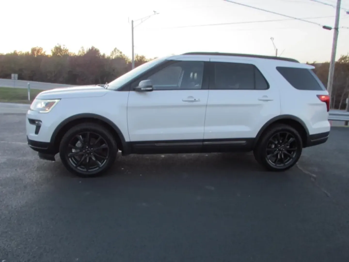 2018 /Ebony Black Ford Explorer XLT (1FM5K8DH9JG) with an Other engine, located at 12836 Highway 21, De Soto, MO, 63020, (636) 337-7777, 38.151867, -90.575615 - **Adventure Awaits with the 2018 Ford Explorer XLT Perfect for Your Next Family Road Trip!**<br /> <br /> Are you ready to elevate your family outings or weekend adventures? Look no further than this stunning 2018 Ford Explorer XLT, available now at Pettus Ford De Soto. With enough space for everyo - Photo#3