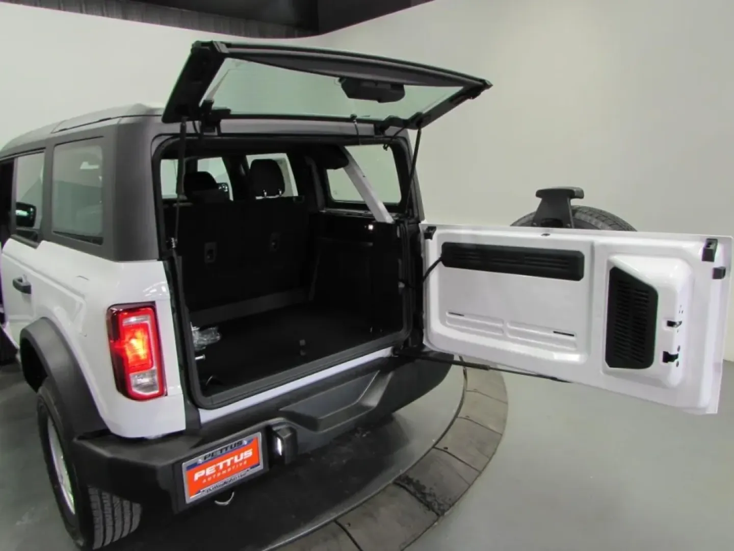 2025 /Dark Gray W/Black Onyx Ford Bronco Base (1FMDE6BH7SL) with an 2.3L EcoBoost I-4 engine, located at 12836 Highway 21, De Soto, MO, 63020, (636) 337-7777, 38.151867, -90.575615 - For adventurers and outdoor enthusiasts seeking their next thrill, the 2025 Ford Bronco is the ideal companion, ready to tackle rugged trails and urban jungles alike. With its robust 2.3L EcoBoost I-4 engine and four-wheel drive, this SUV is built for both weekend getaways and daily commutes. If you - Photo#22