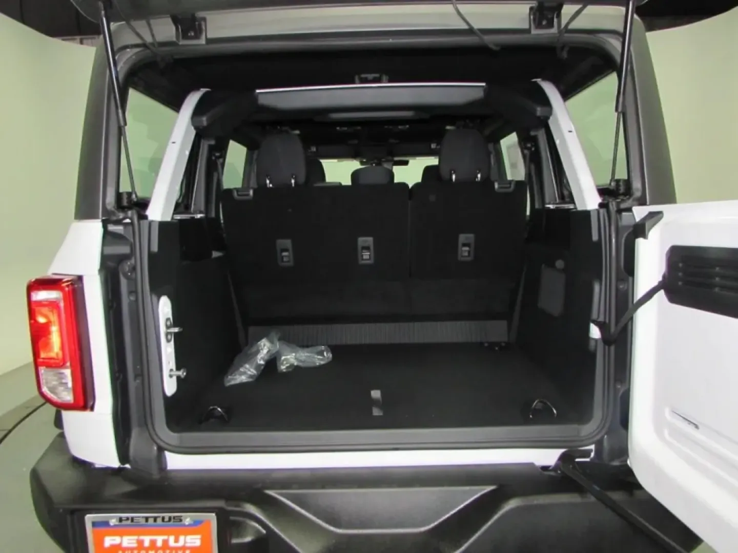 2025 /Dark Gray W/Black Onyx Ford Bronco Base (1FMDE6BH7SL) with an 2.3L EcoBoost I-4 engine, located at 12836 Highway 21, De Soto, MO, 63020, (636) 337-7777, 38.151867, -90.575615 - For adventurers and outdoor enthusiasts seeking their next thrill, the 2025 Ford Bronco is the ideal companion, ready to tackle rugged trails and urban jungles alike. With its robust 2.3L EcoBoost I-4 engine and four-wheel drive, this SUV is built for both weekend getaways and daily commutes. If you - Photo#23